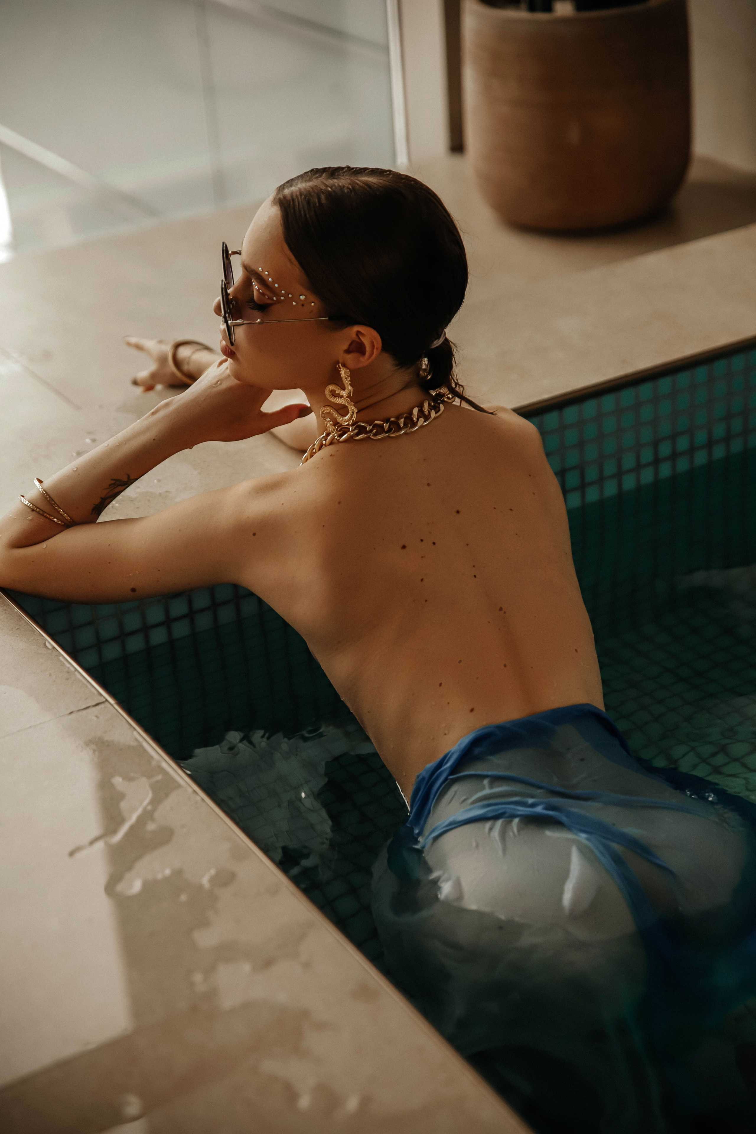 Женская фотосессия в бассейне в Москве. Свадебный и семейный фотограф в Москве