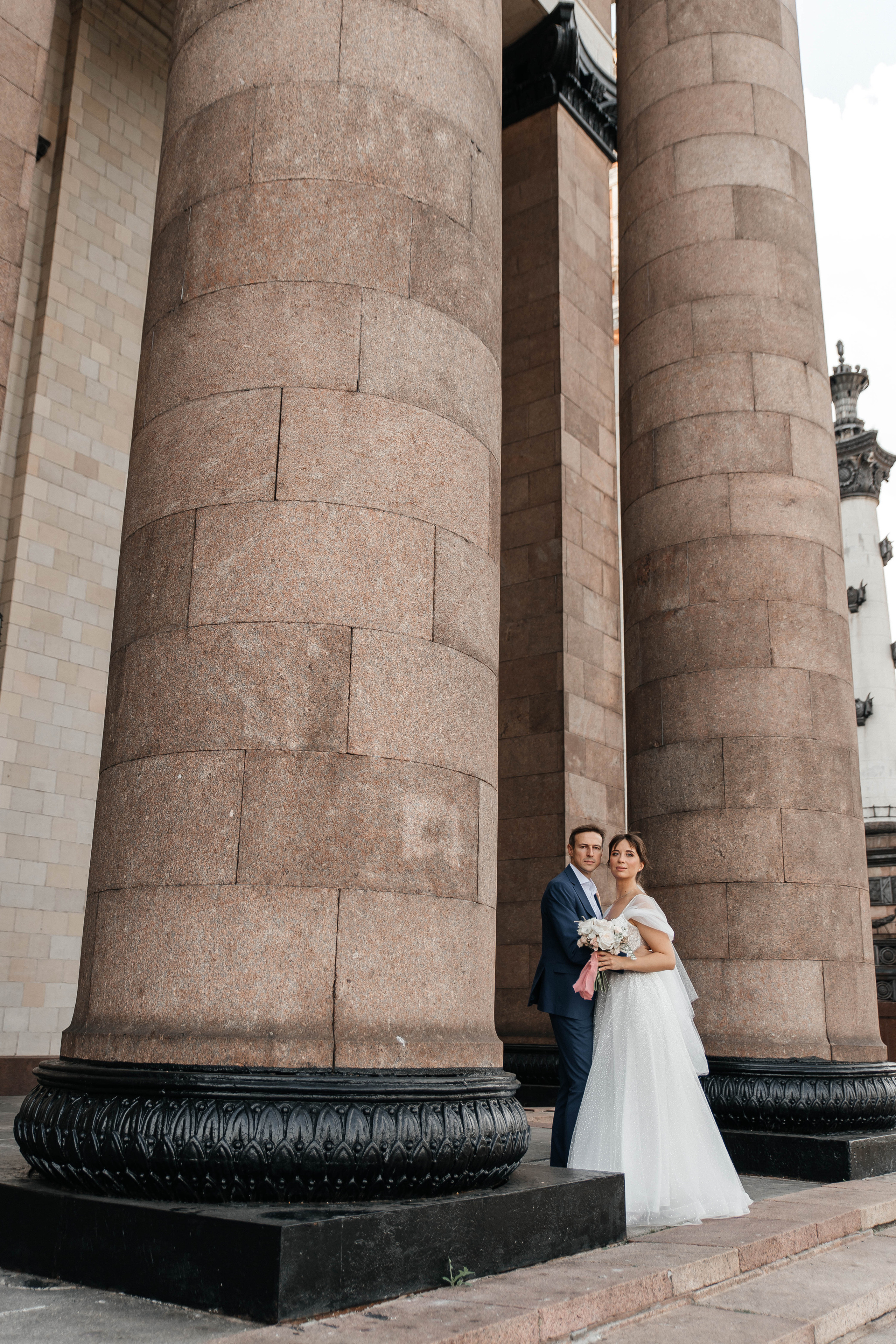 Свадебная фотосессия возле МГУ. Свадебный и семейный фотограф в Москве