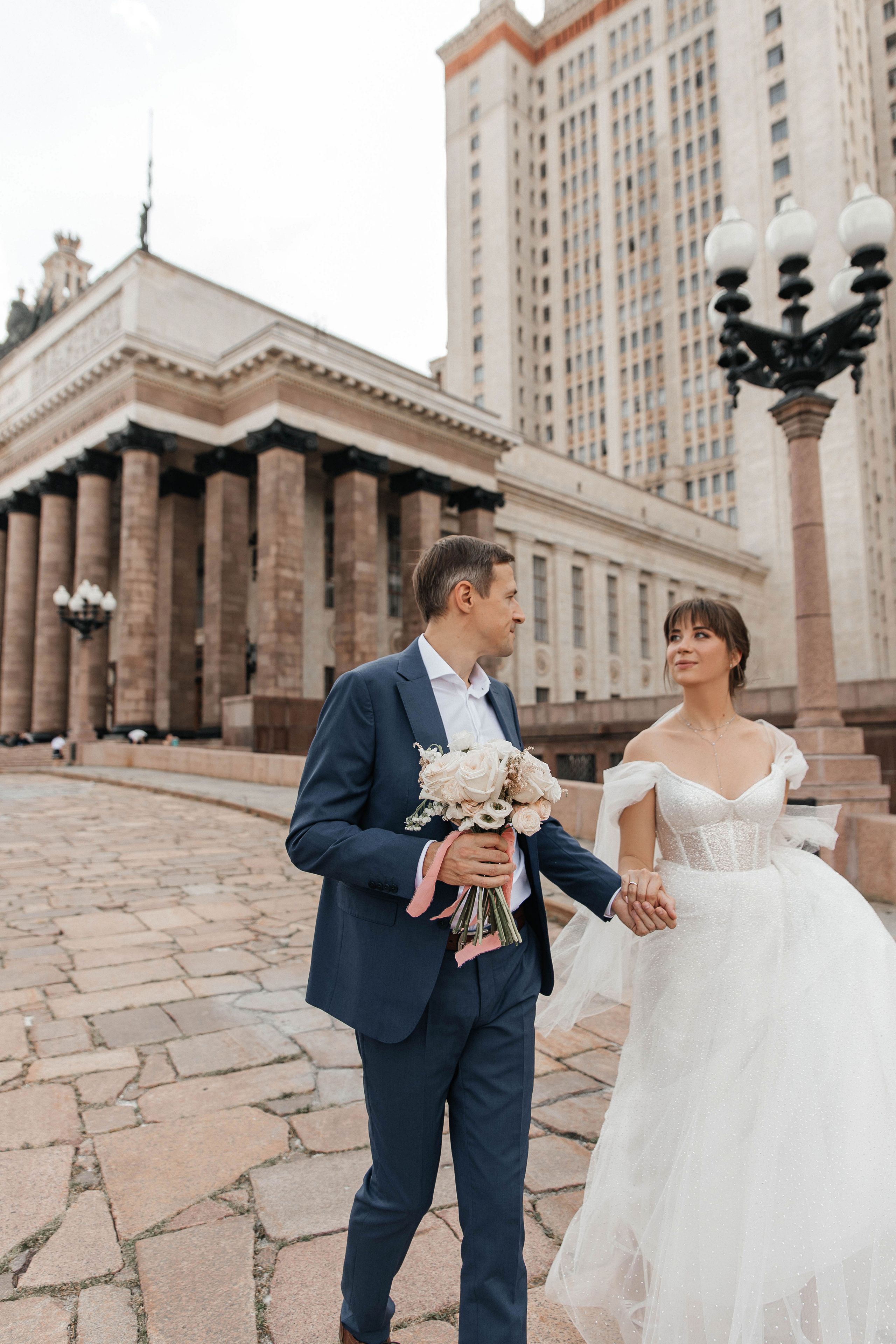 Свадебная фотосессия возле МГУ. Свадебный и семейный фотограф в Москве