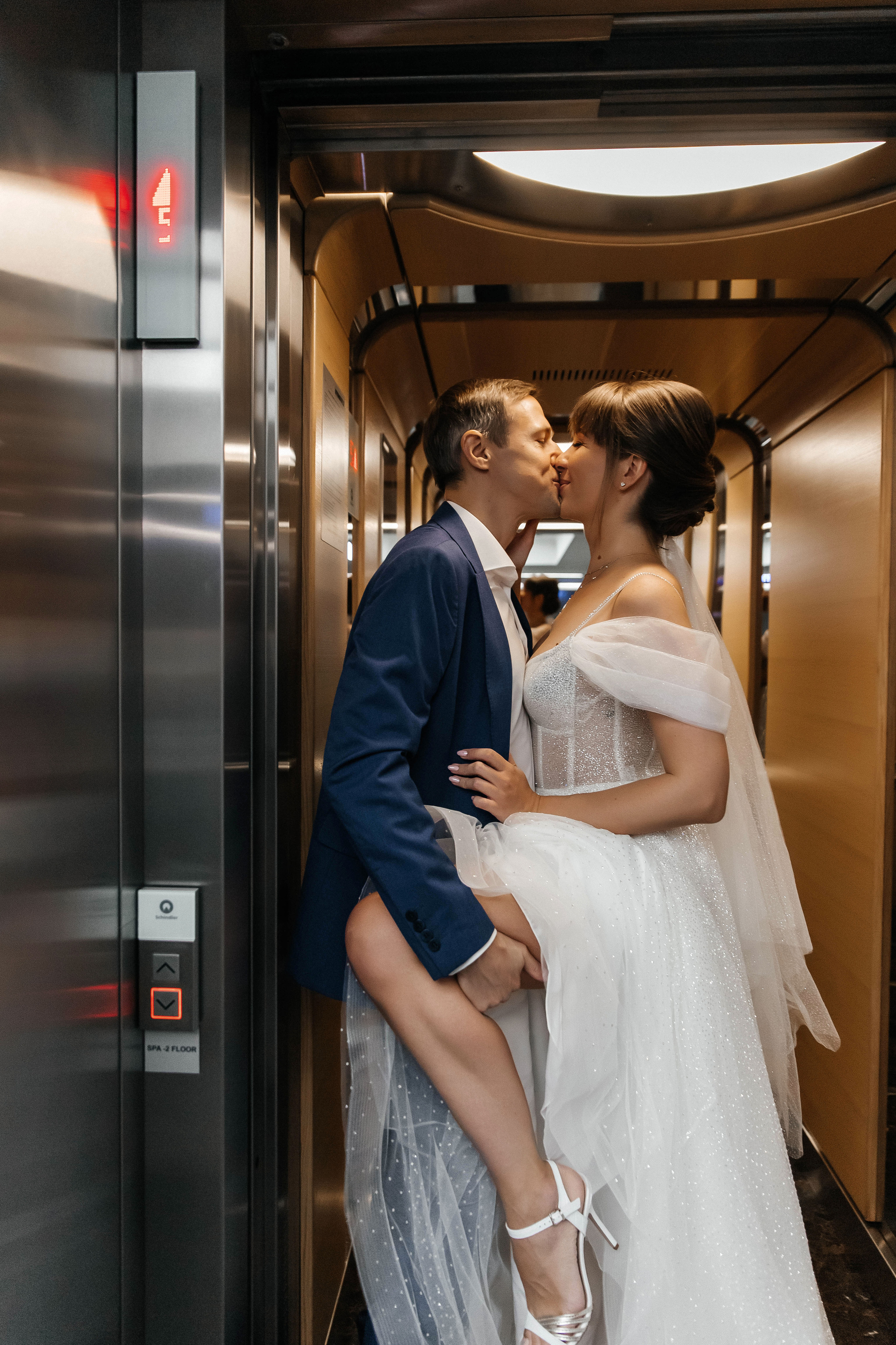 Свадебная фотосессия возле МГУ. Свадебный и семейный фотограф в Москве