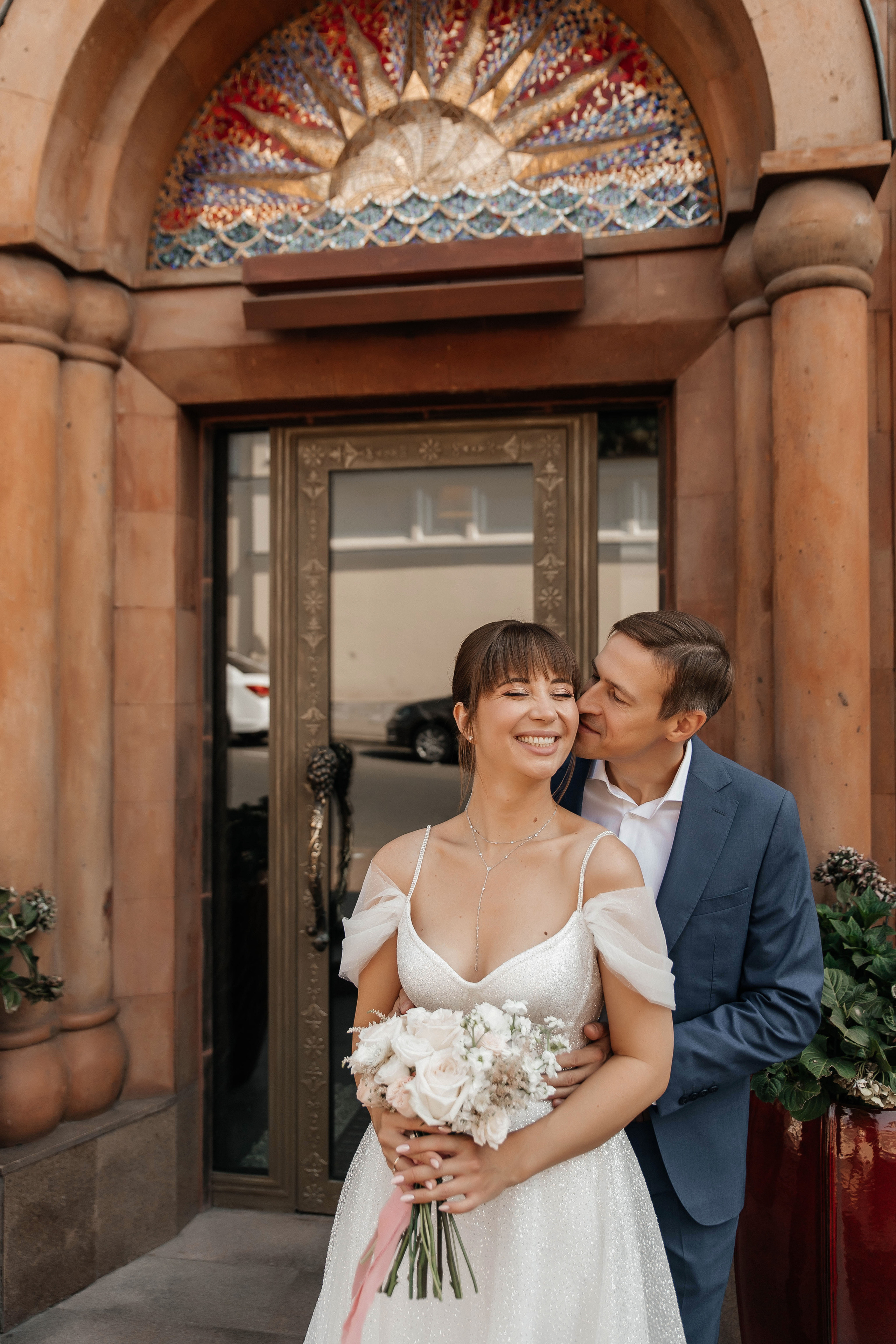 Свадебная фотосессия возле МГУ. Свадебный и семейный фотограф в Москве