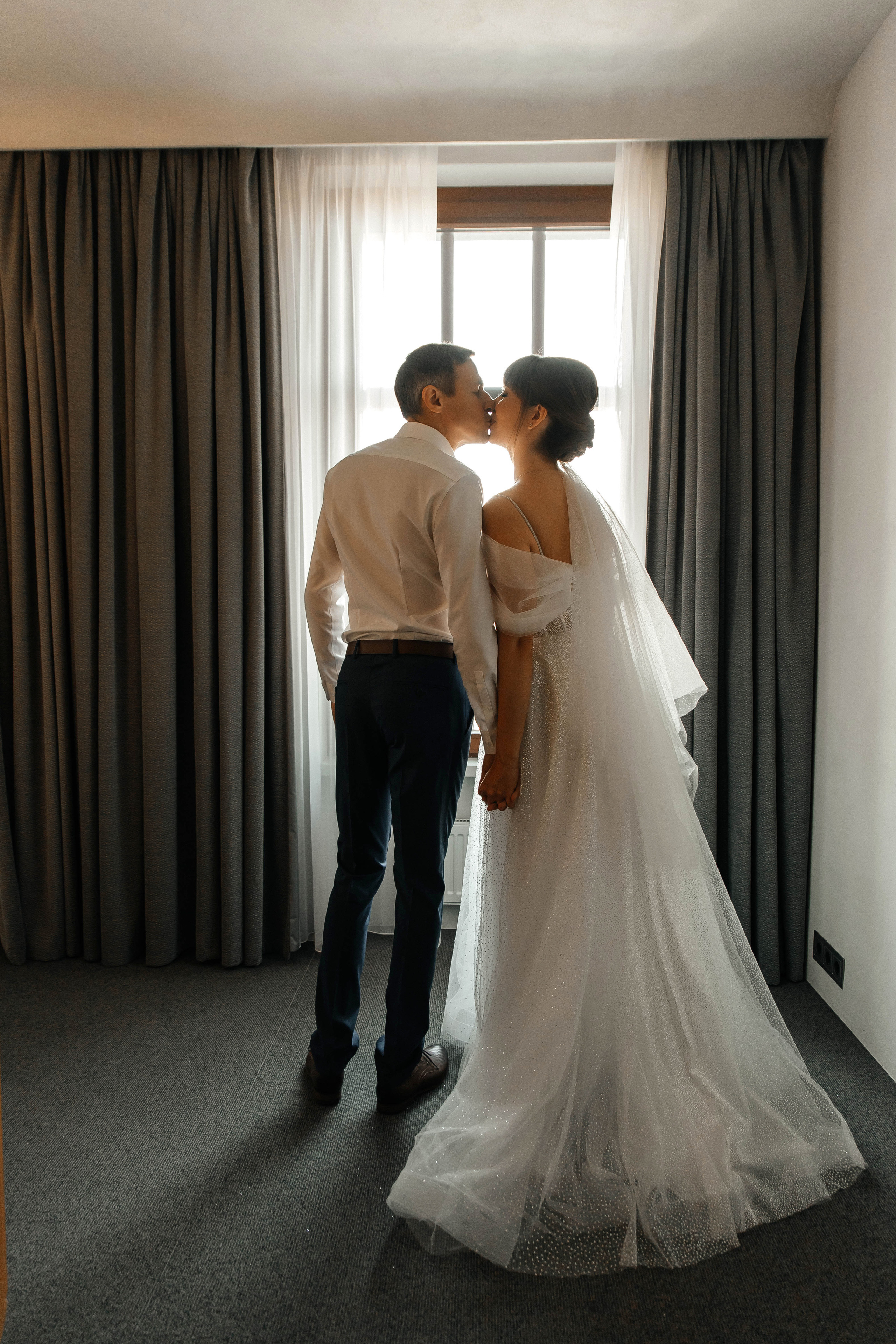 Свадебная фотосессия возле МГУ. Свадебный и семейный фотограф в Москве