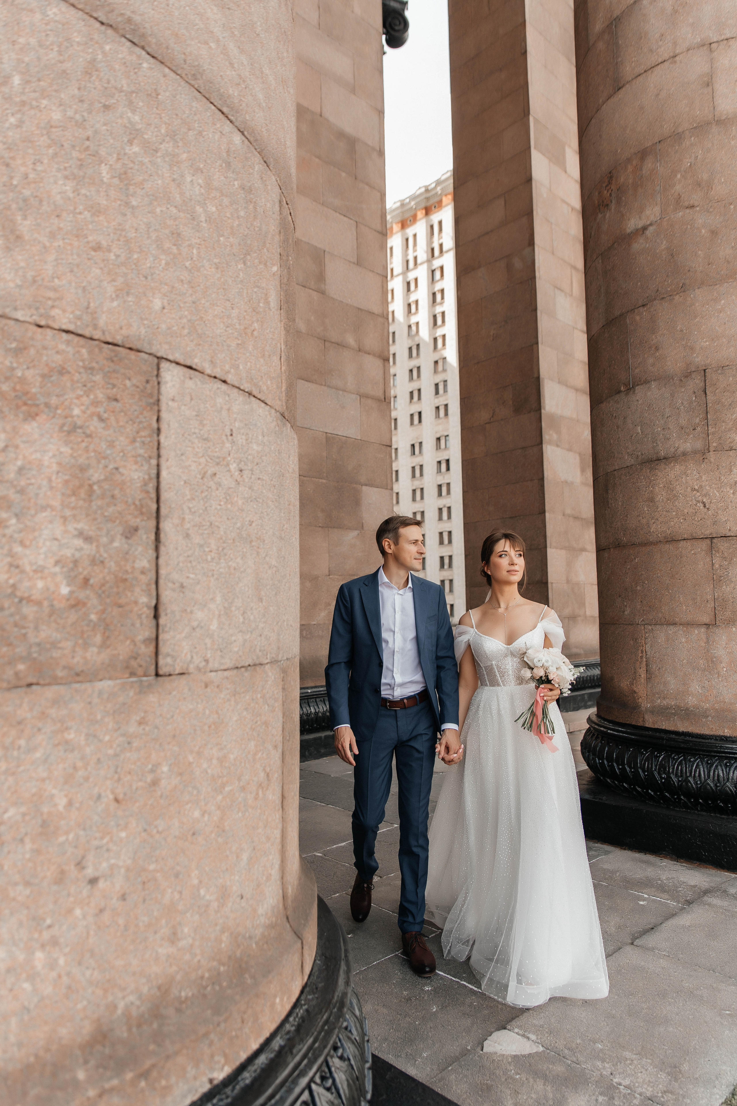 Свадебная фотосессия возле МГУ. Свадебный и семейный фотограф в Москве