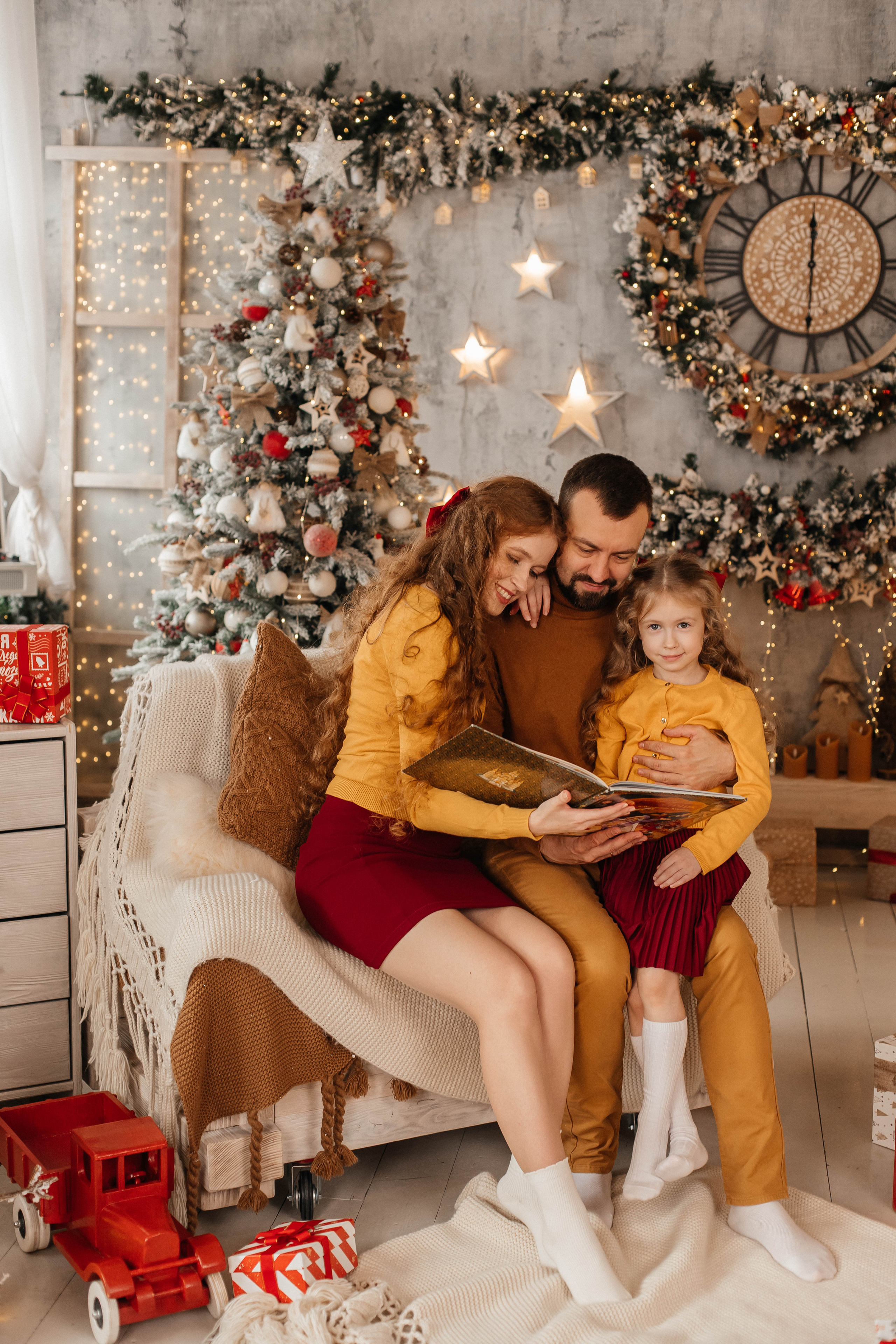 Новогодняя семейная фотосессия в студии с ребенком. Свадебный и семейный фотограф в Москве