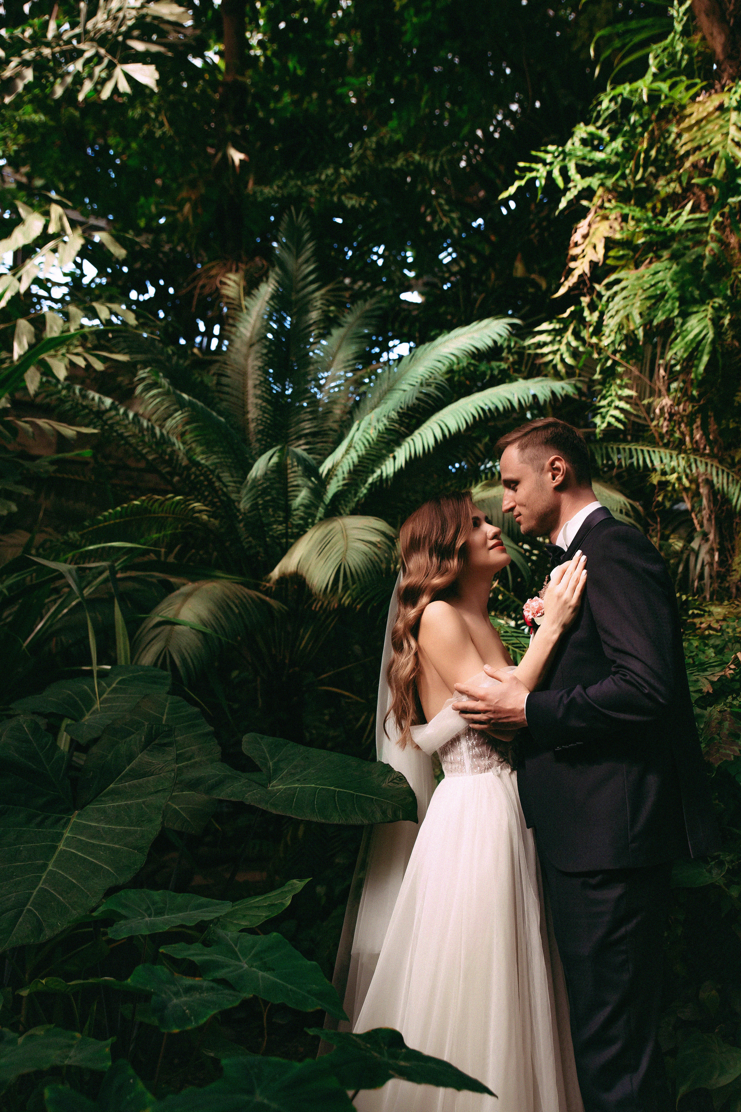 Свадебная фотосессия в Оранжерее Ботанического сада. Свадебный и семейный фотограф в Москве