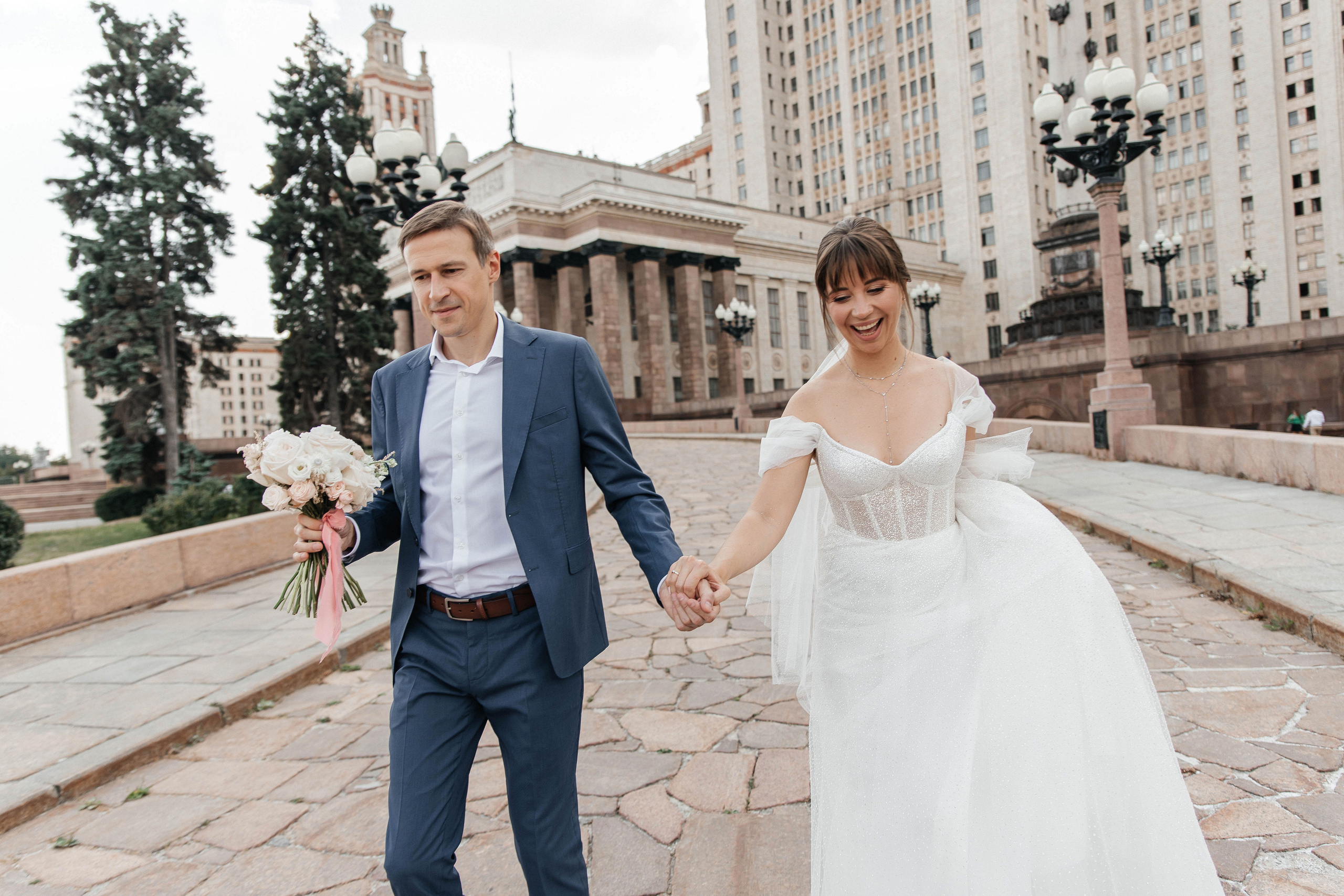 Свадебная фотосессия возле МГУ. Свадебный и семейный фотограф в Москве