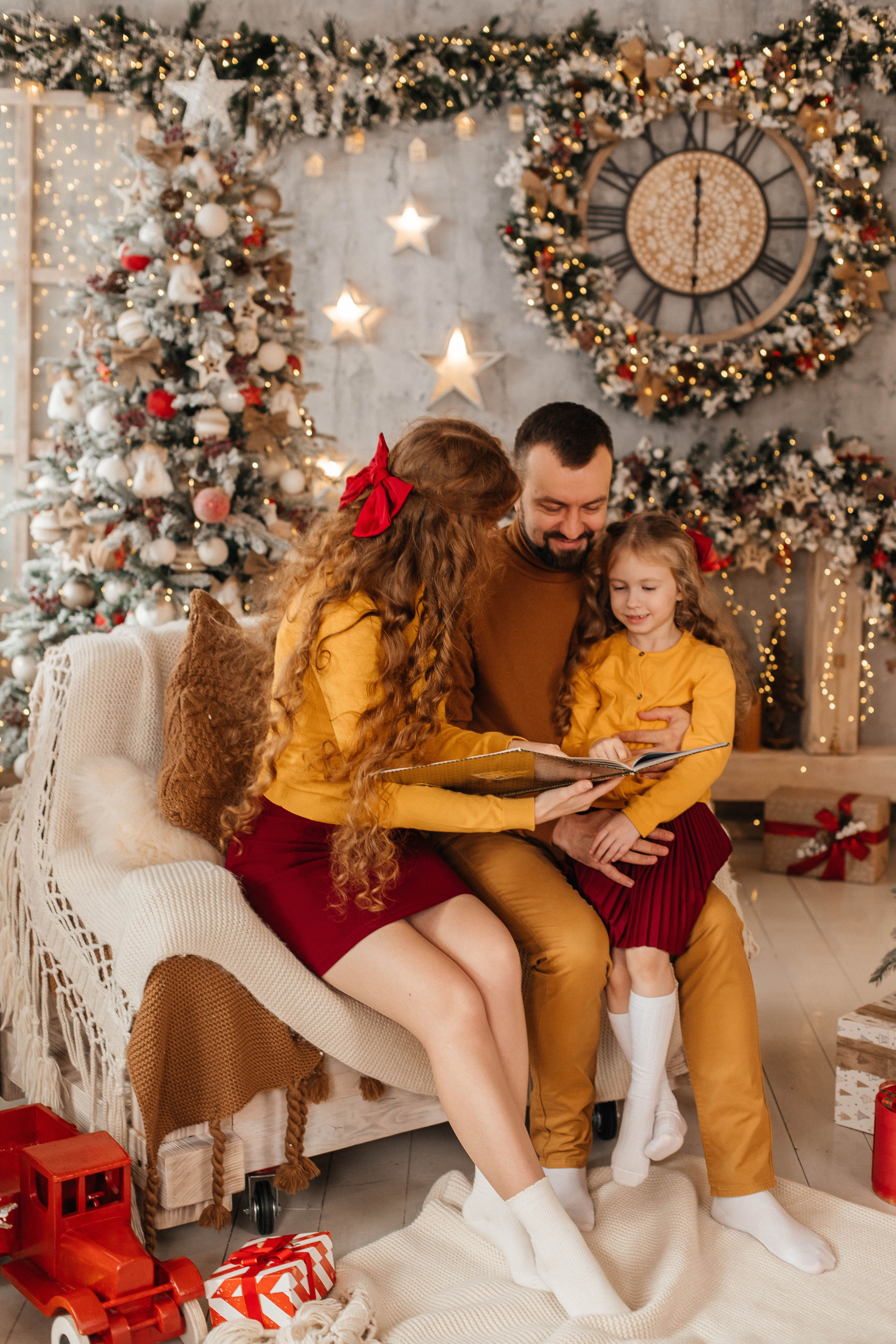 Новогодняя семейная фотосессия в студии с ребенком. Свадебный и семейный фотограф в Москве