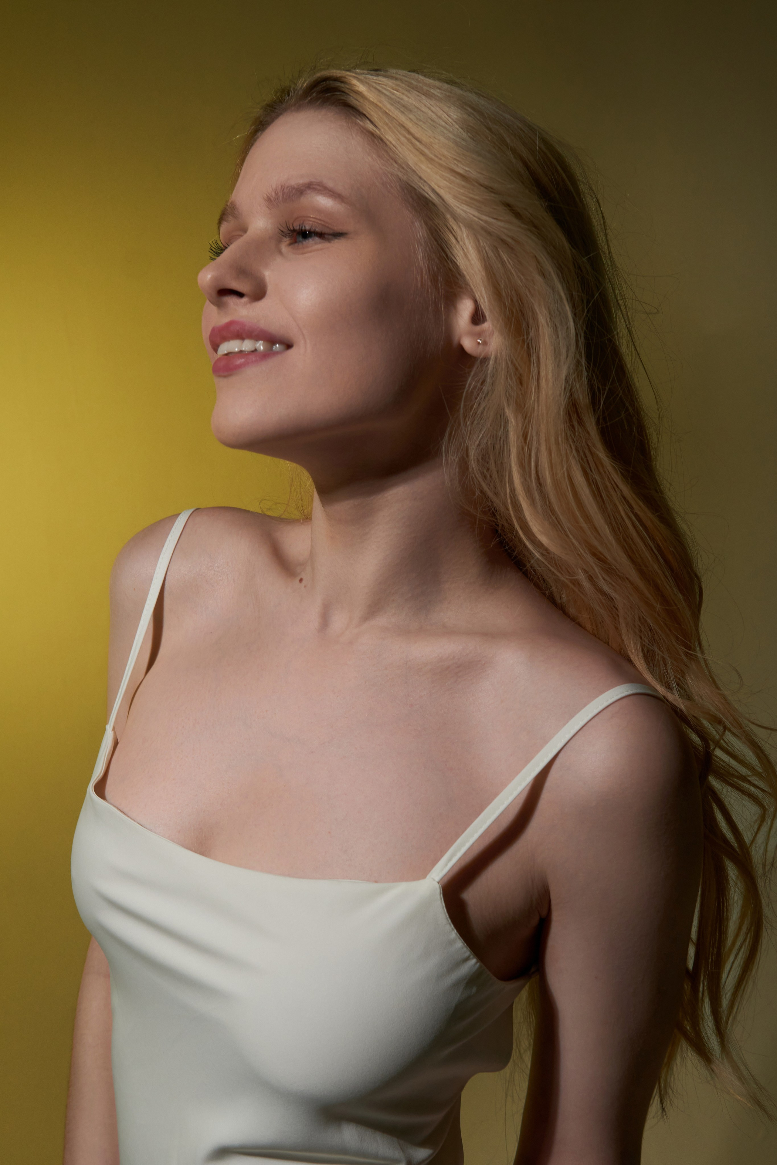 Нежная и дерзкая фотосессия в студии с девушкой блондинкой. Фотограф Наталья Воронина Москва