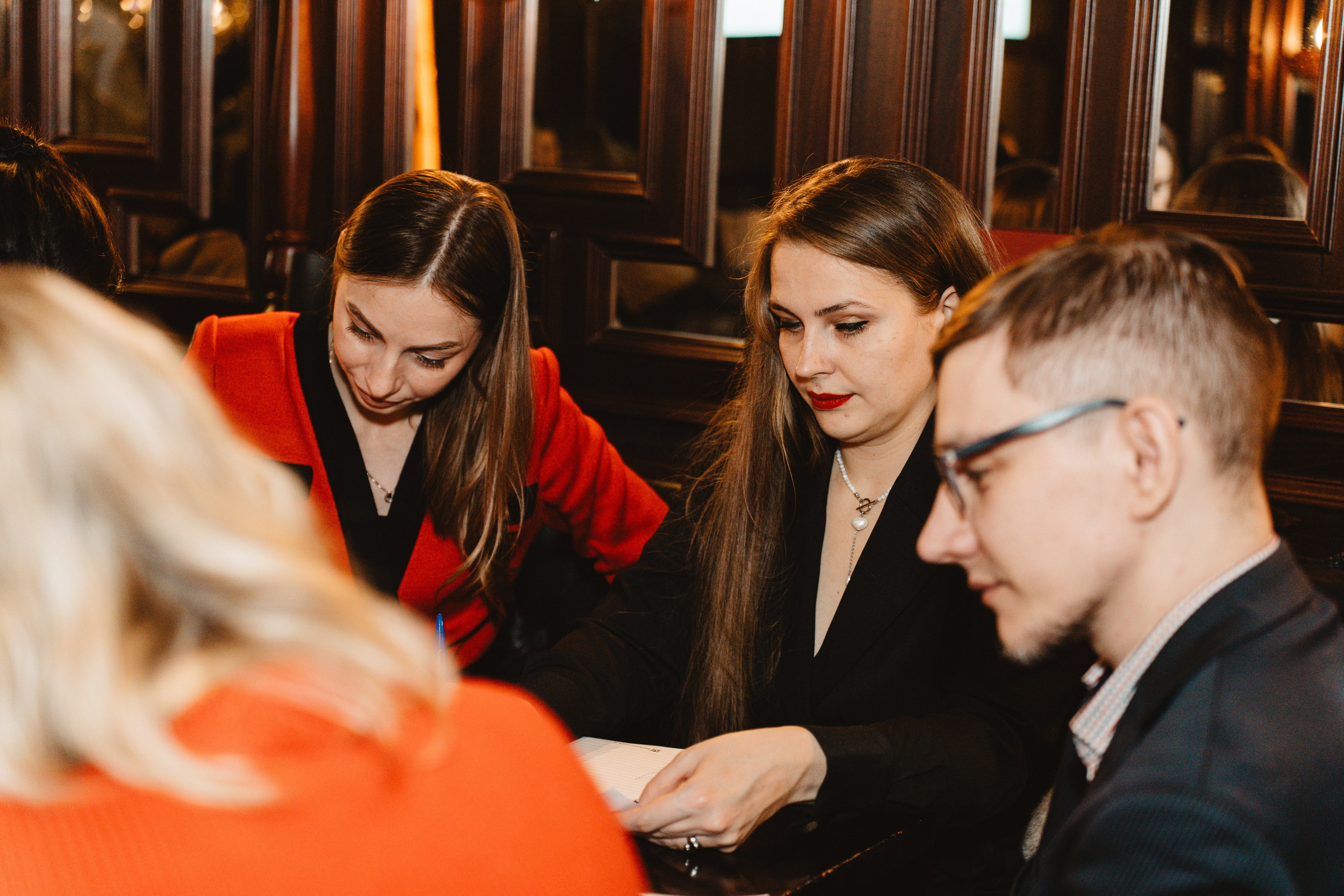 Intellectual games. Я занимаюсь событийной, свадебной, товарной, студийной… фотографией