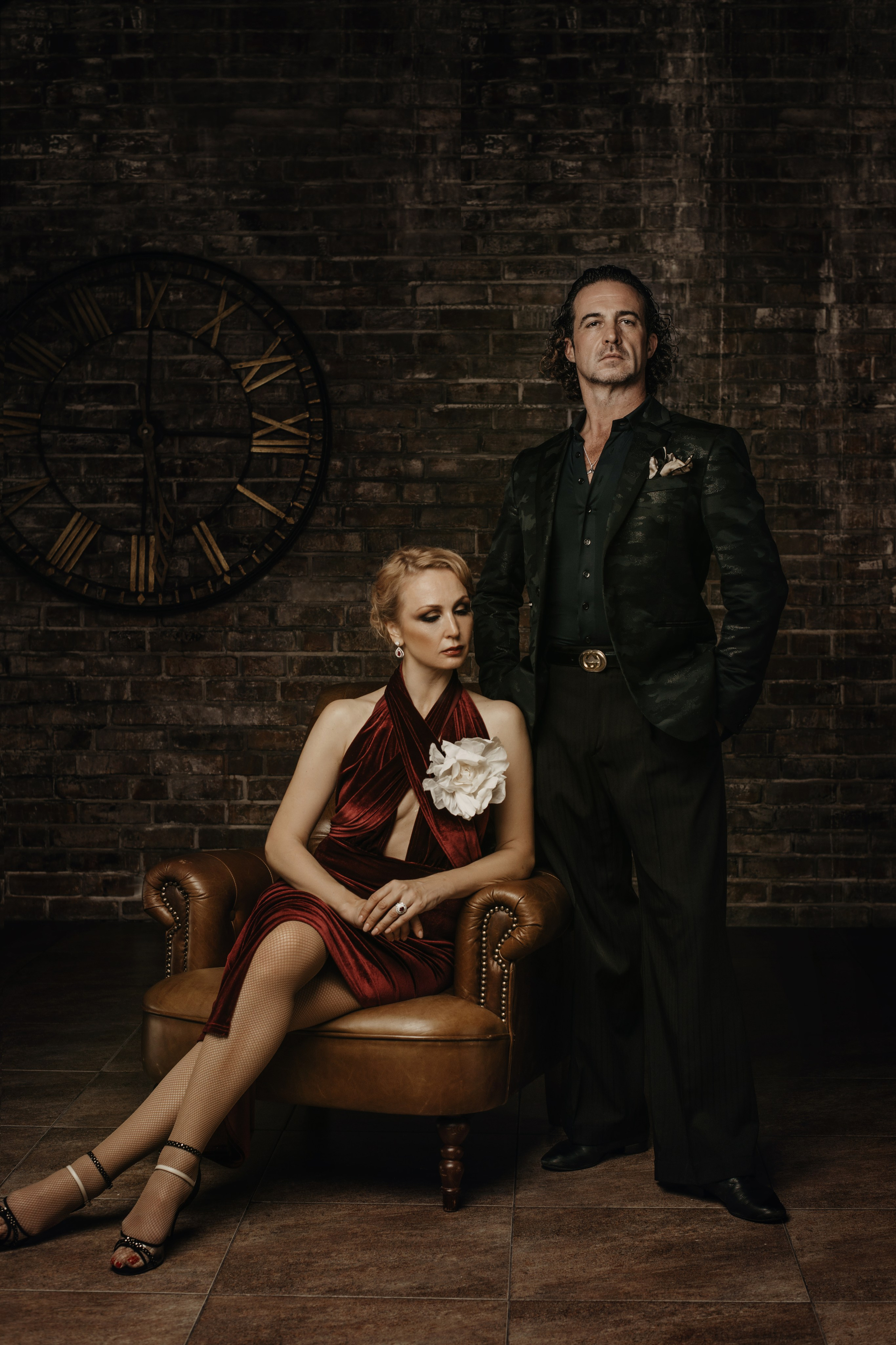 Фотосессия лав стори в студии женщины в вечернем платье и мужчины в бархатной пиджаке