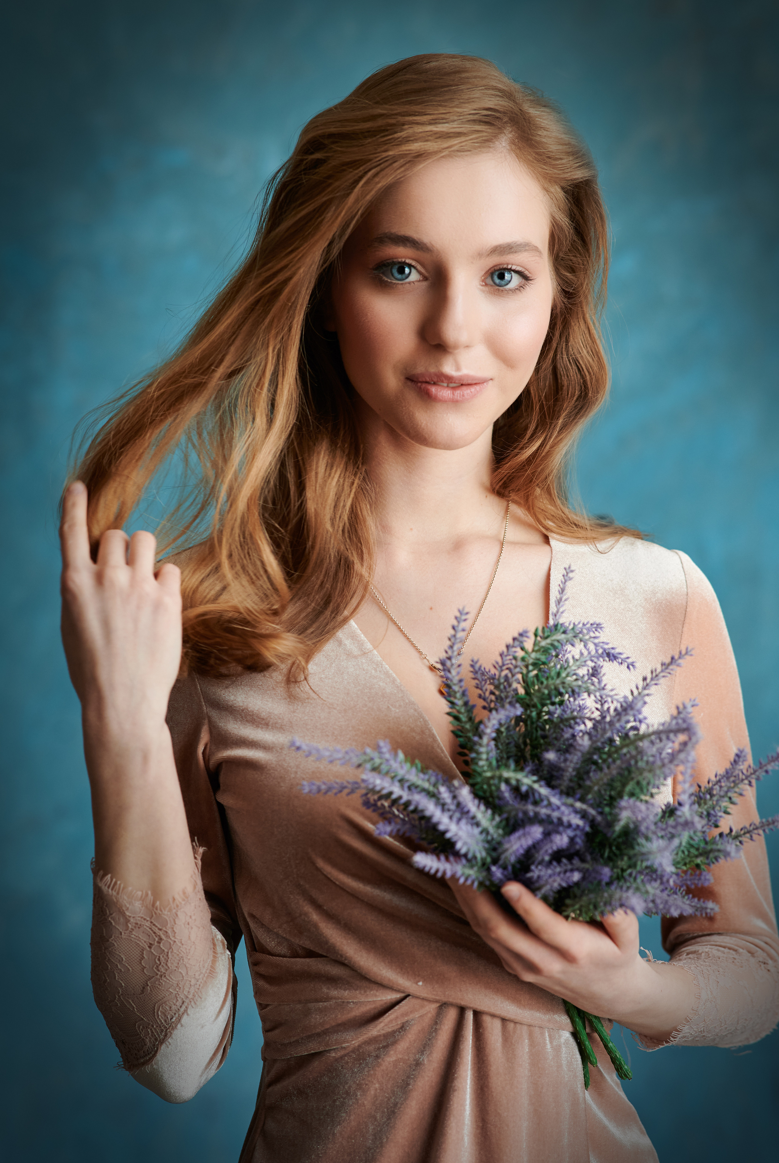 Студийная фотосессия молодая девушка