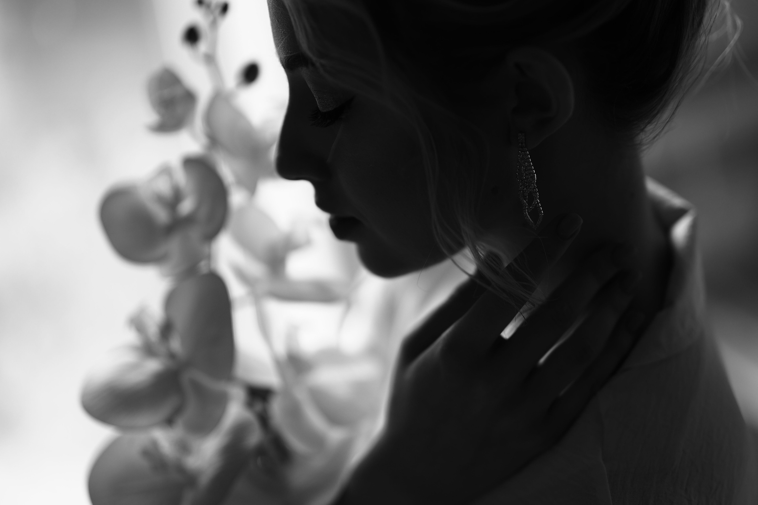 Силуэт невесты на фоне цветов. Свадеьный фотограф Денис Перминов