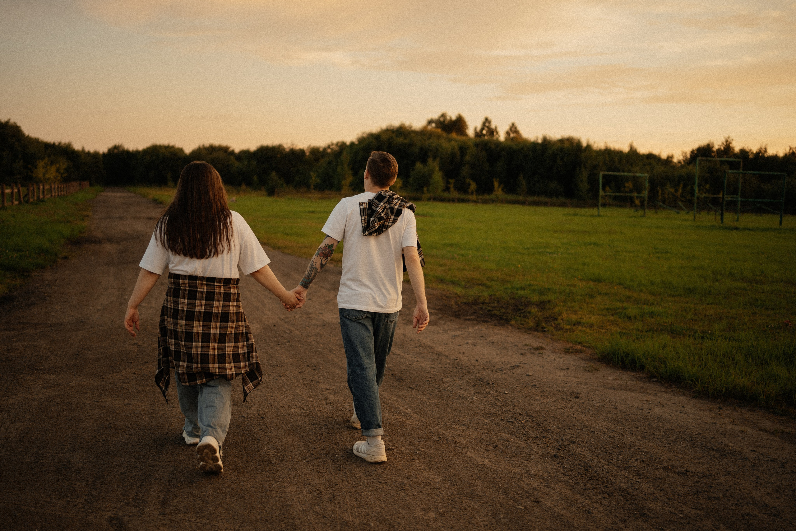 Парная фотосессия на закате за городом с красной Ладой | Лето | Архангельск. Свадебный и портретный фотограф в Архангельске Елизавета Стрекаловская