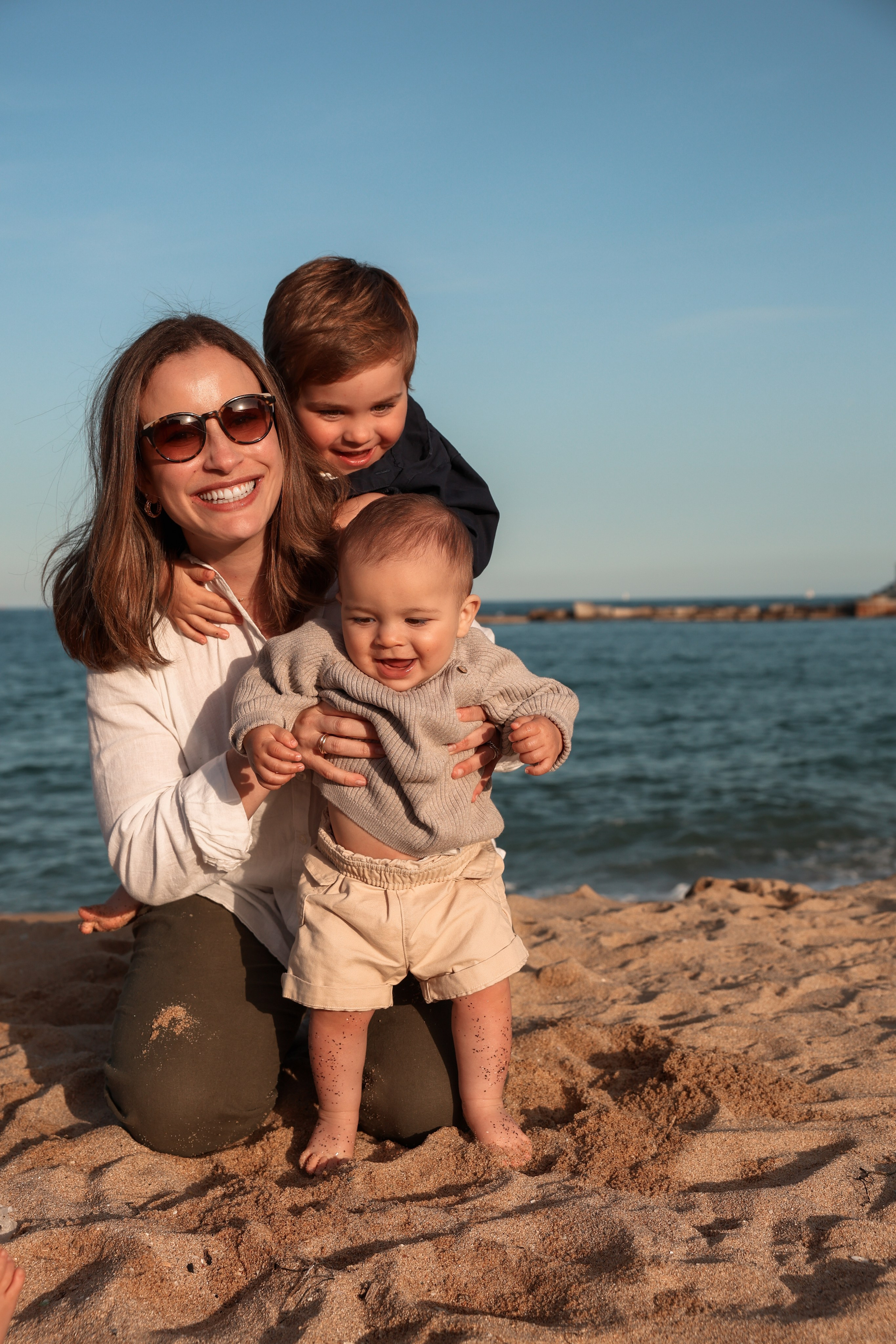 Family pizza at the sea. Natalia Zhuravleva|family, newborn, maternity photographer in Barcelona
