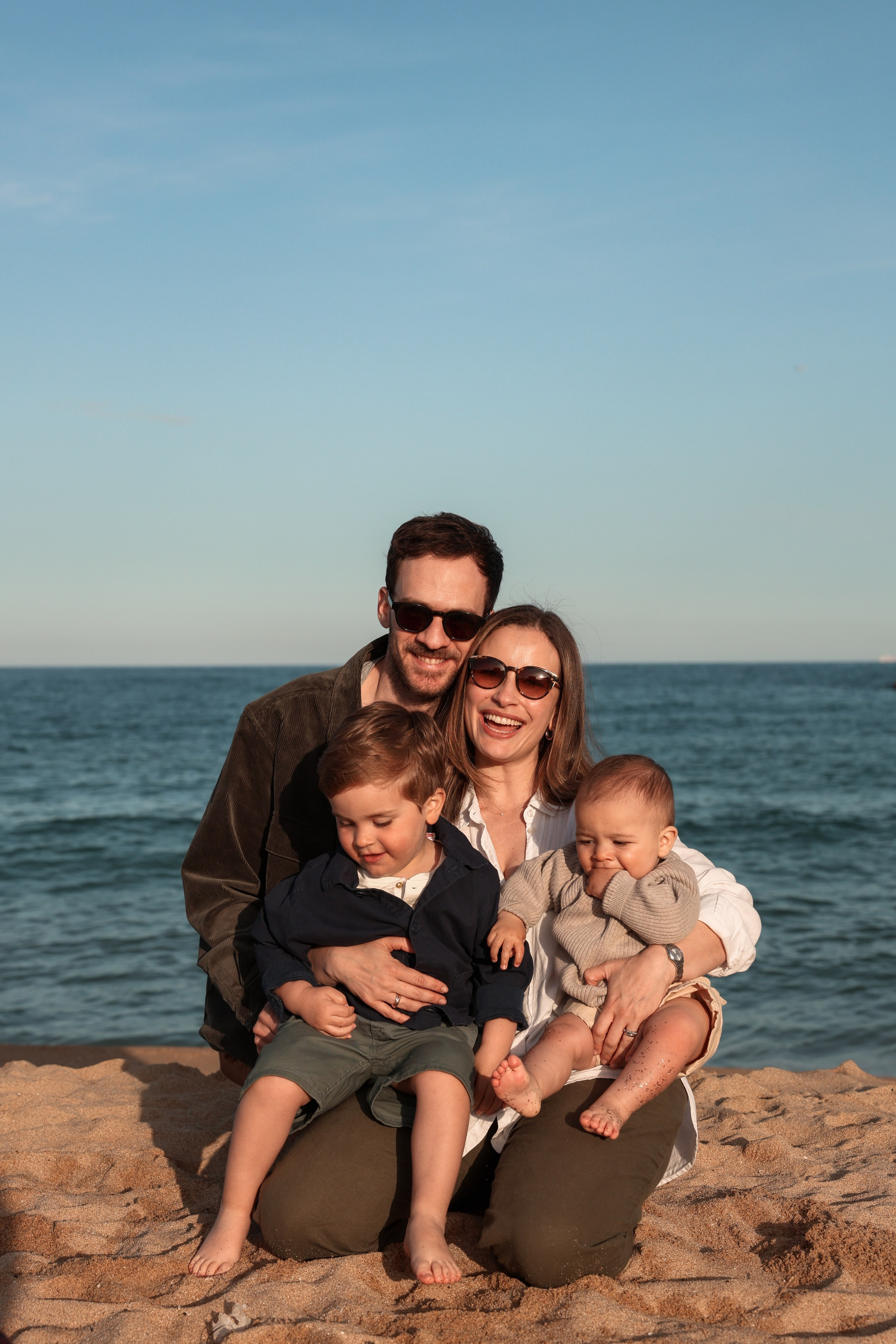 Family pizza at the sea. Natalia Zhuravleva|family, newborn, maternity photographer in Barcelona