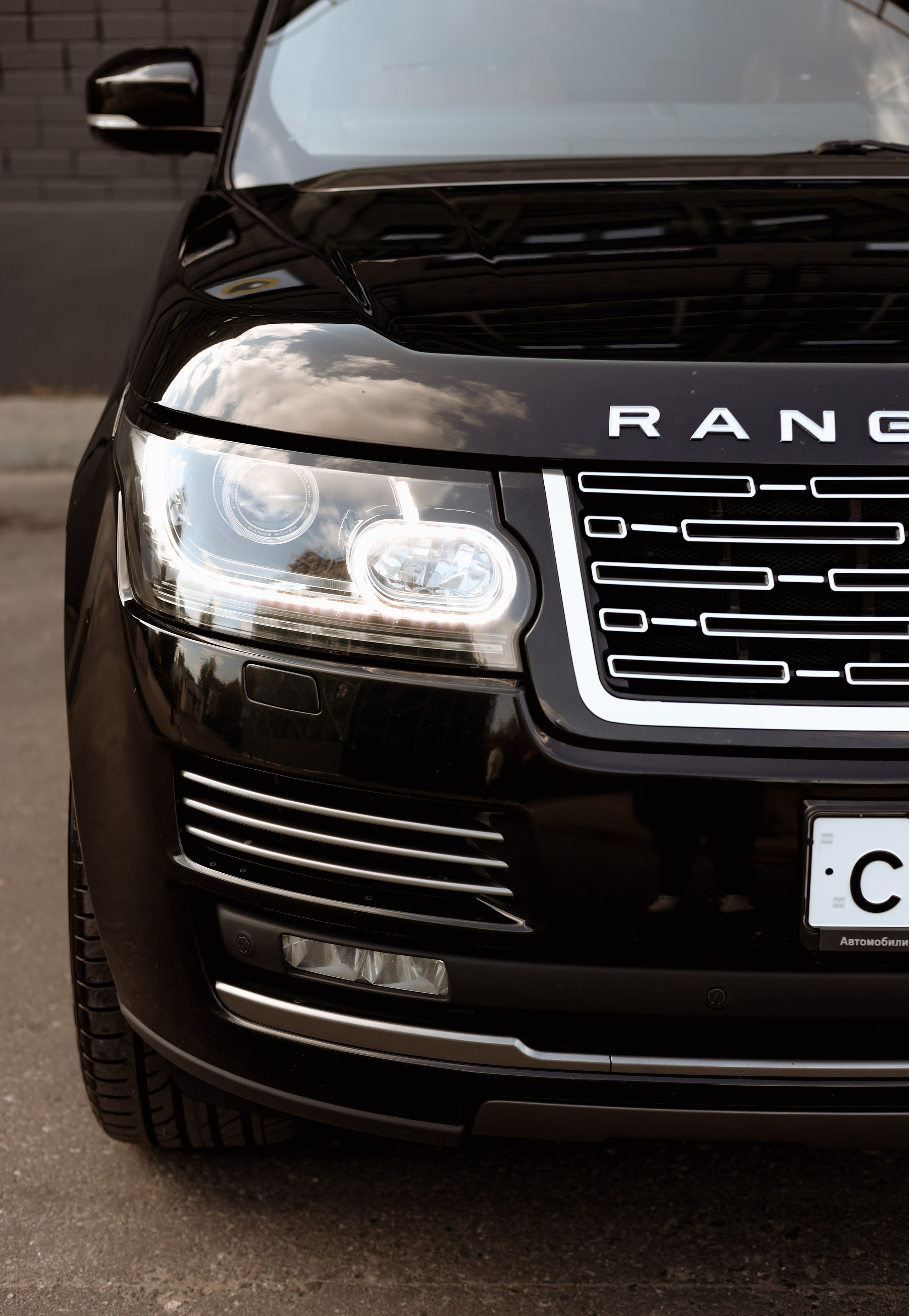 Range Rover. Photographer Tatiana Ivanova in Yaroslavl