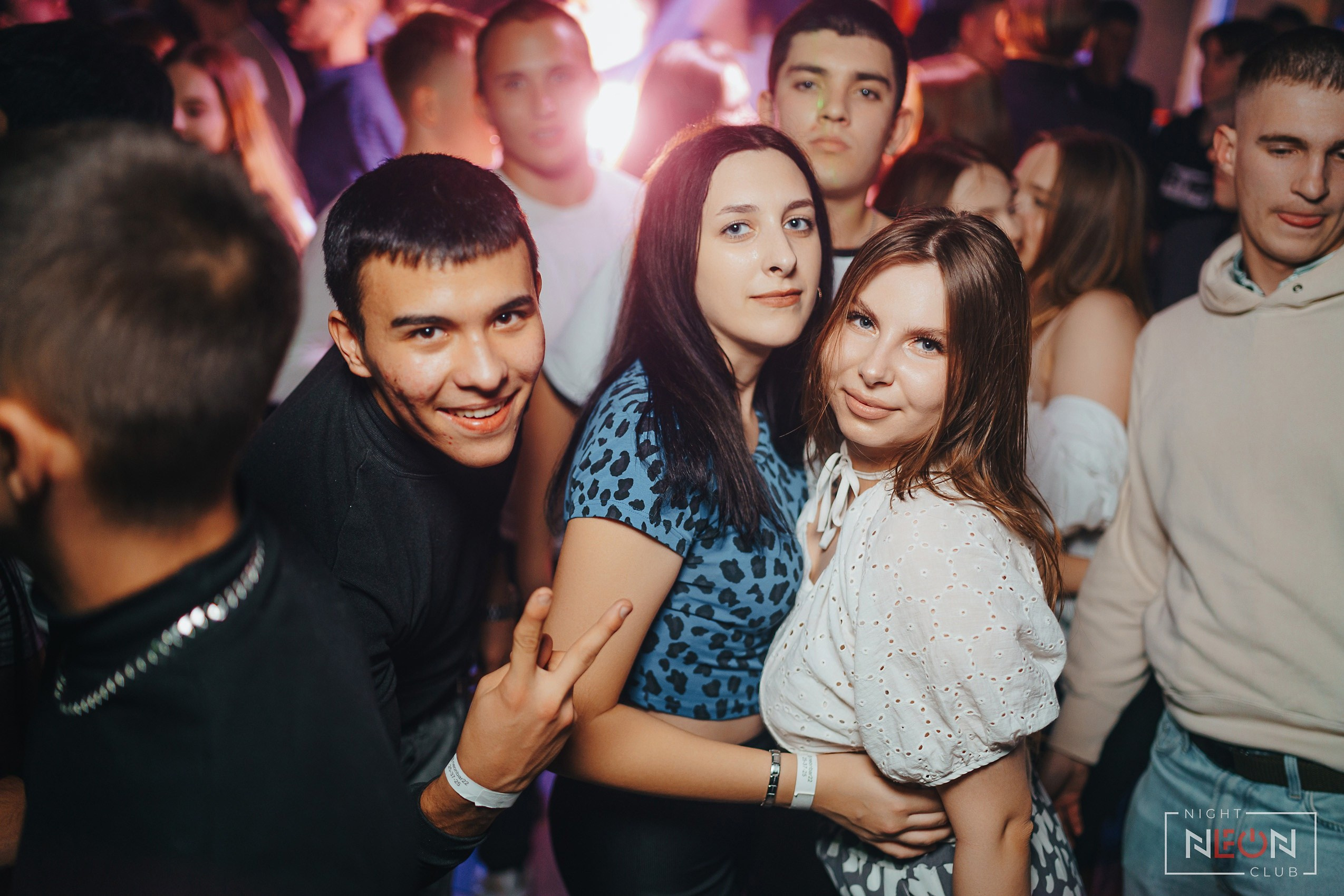 Ночной клуб НЕОН | Фотоотчеты NEON Барнаул. Репортажный (Event) фотограф в Барнауле | Даниил Маркин | Качество и вайб