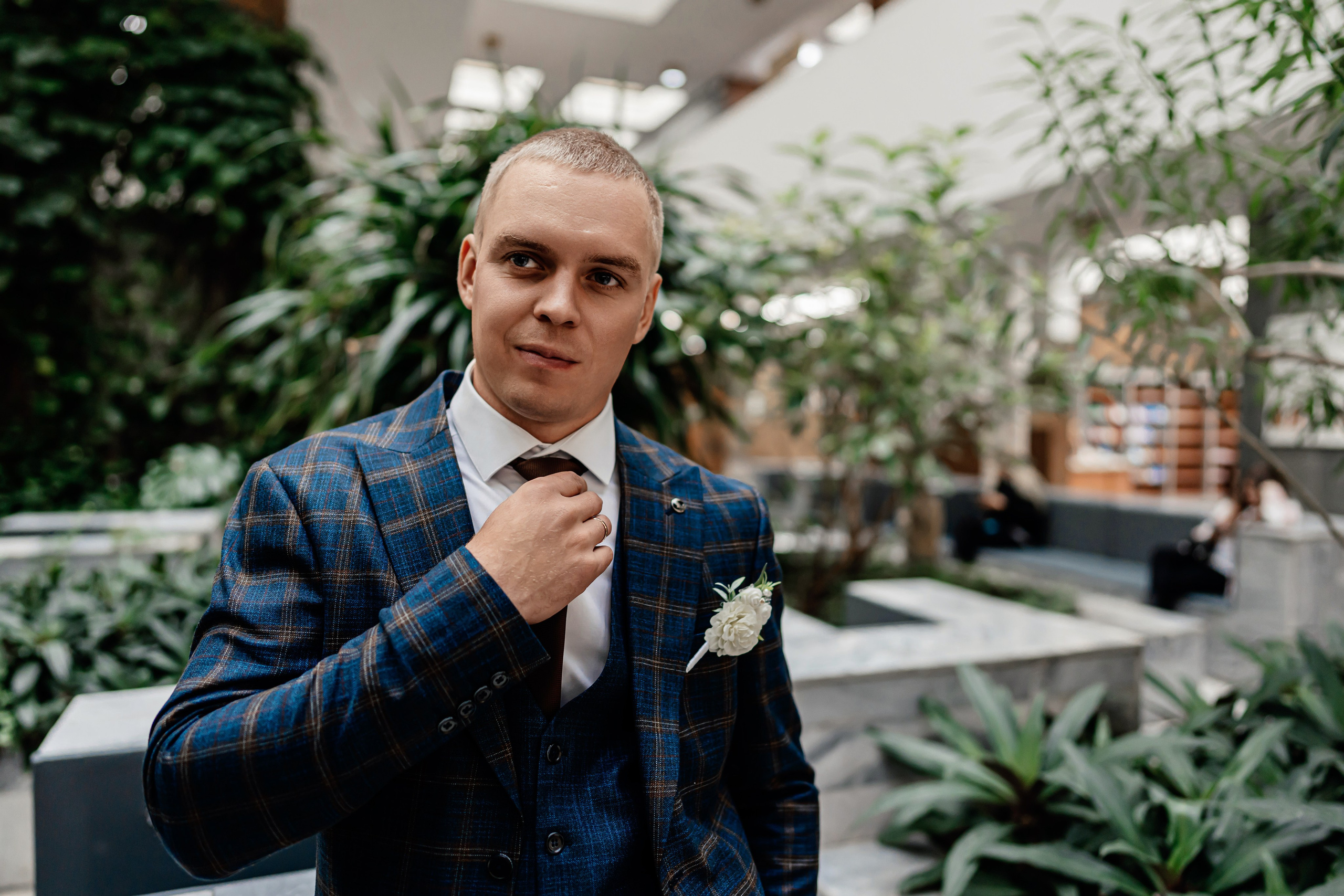 Жених и невеста возле загса