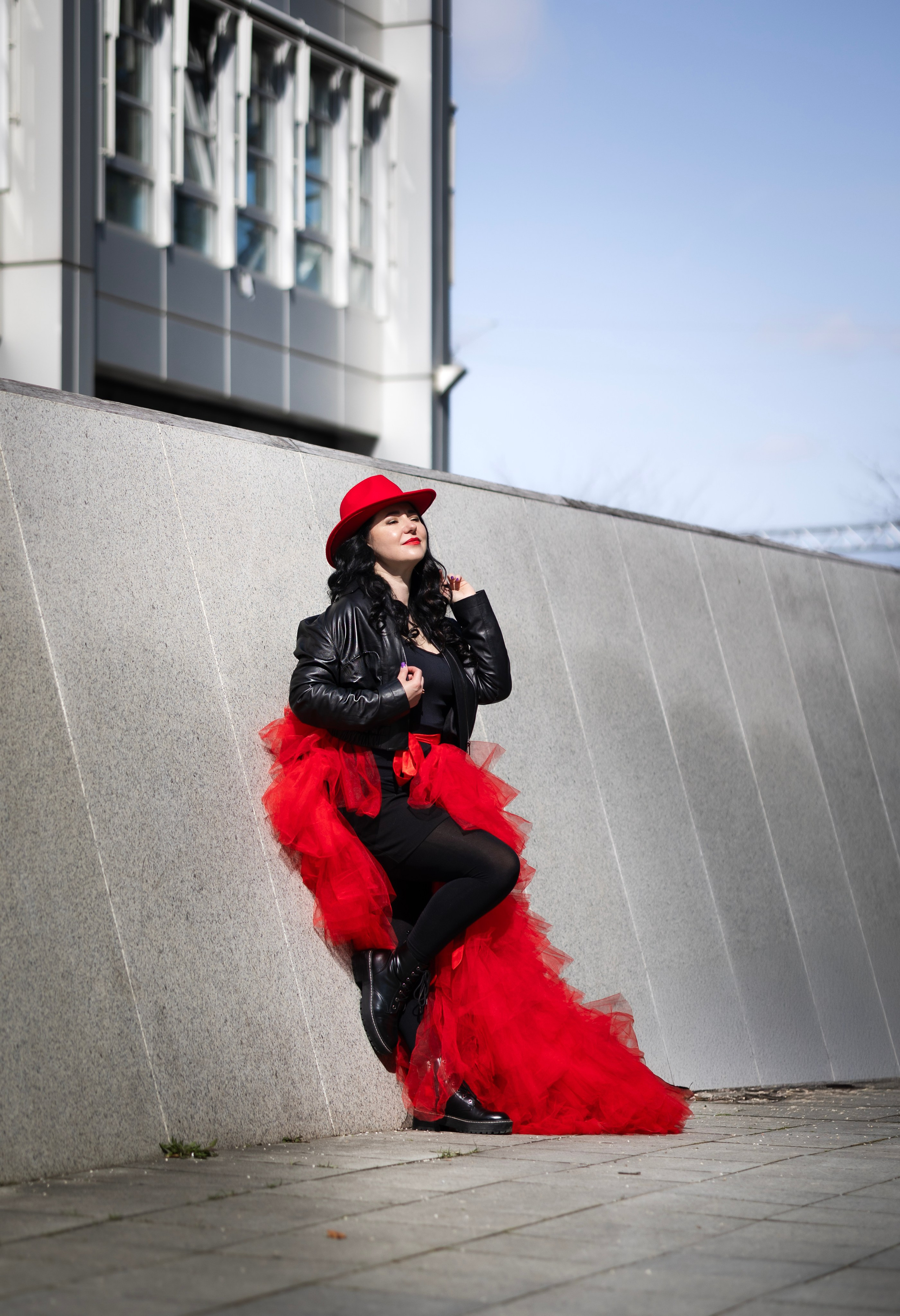 Balloons and red skirt. Photographer in Munich