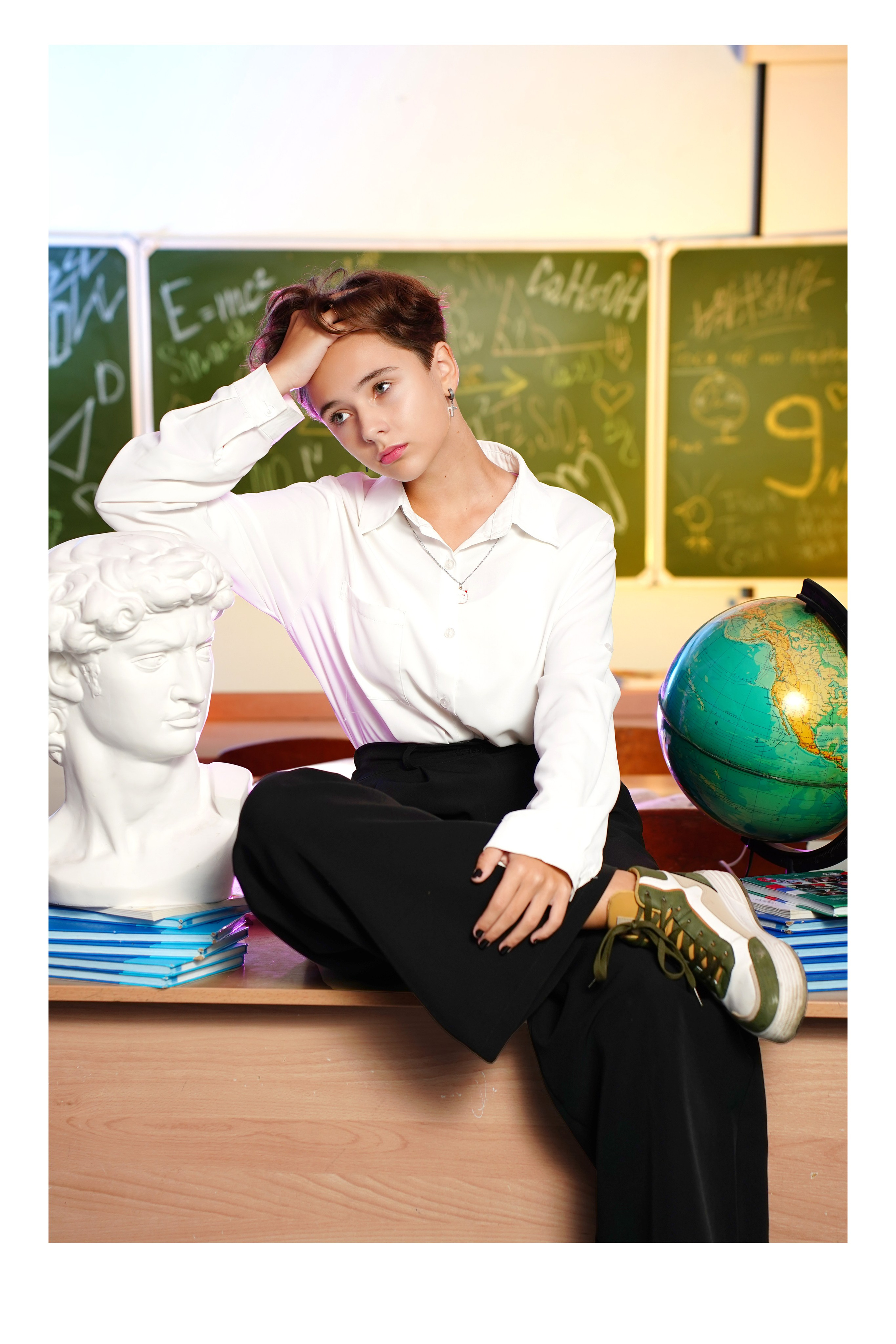 съемка в школьном кабинете. Привозили студийный свет