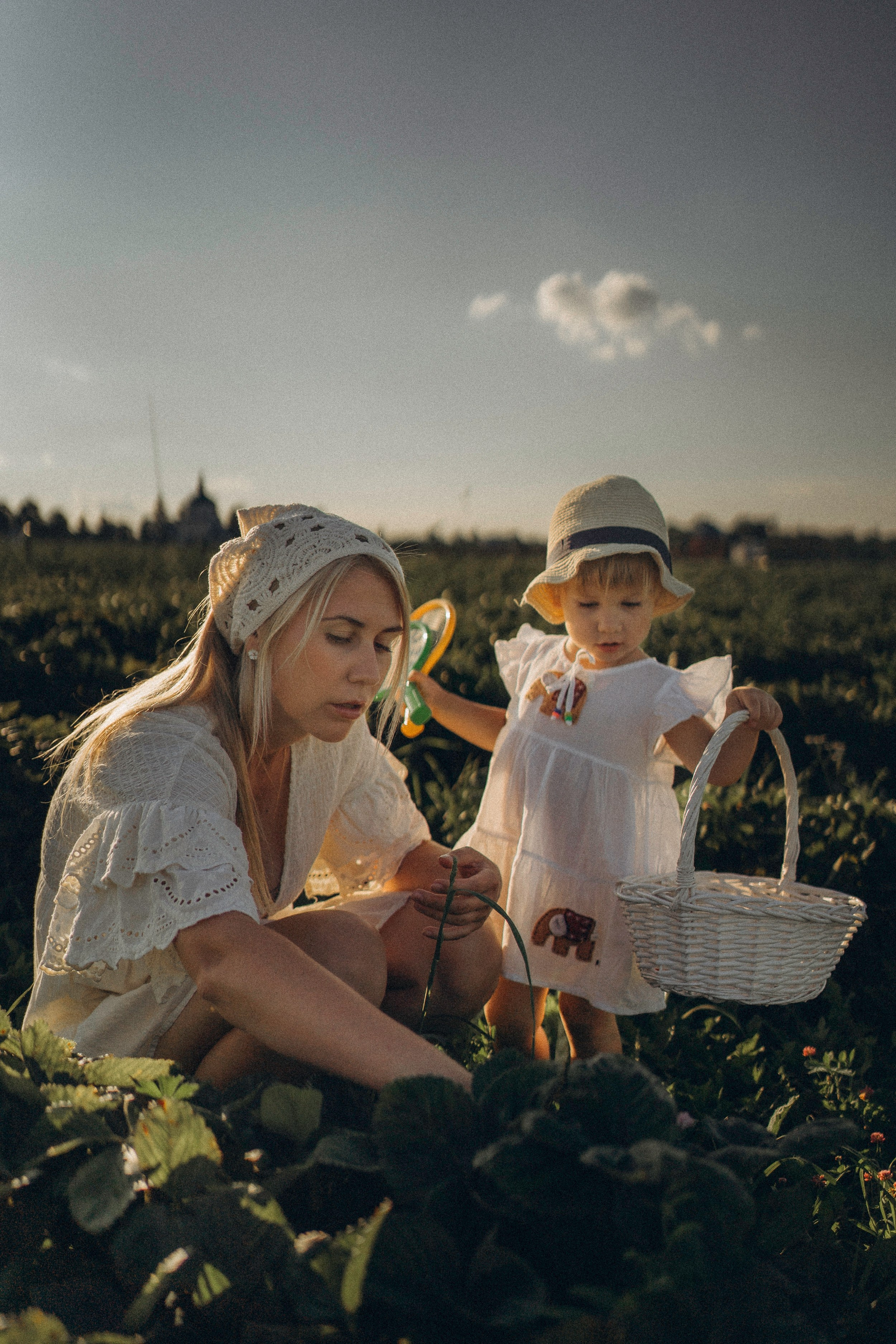 Алина и Оливия съемка на природе. Семейный фотограф в Калуге Ирина Алдохина