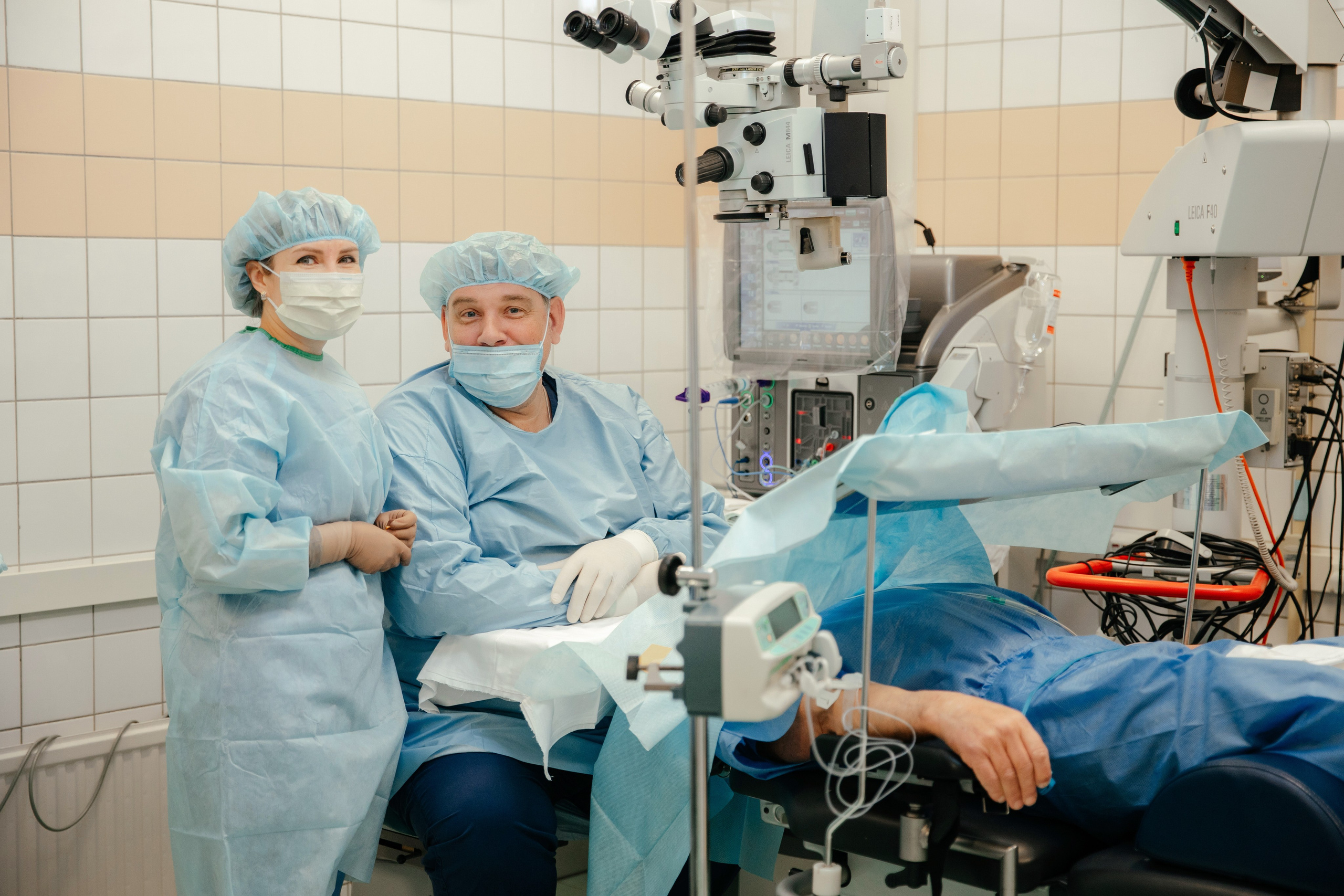 Фотография процесса хирургической операции, где команда врачей сосредоточена на выполнении процедуры.