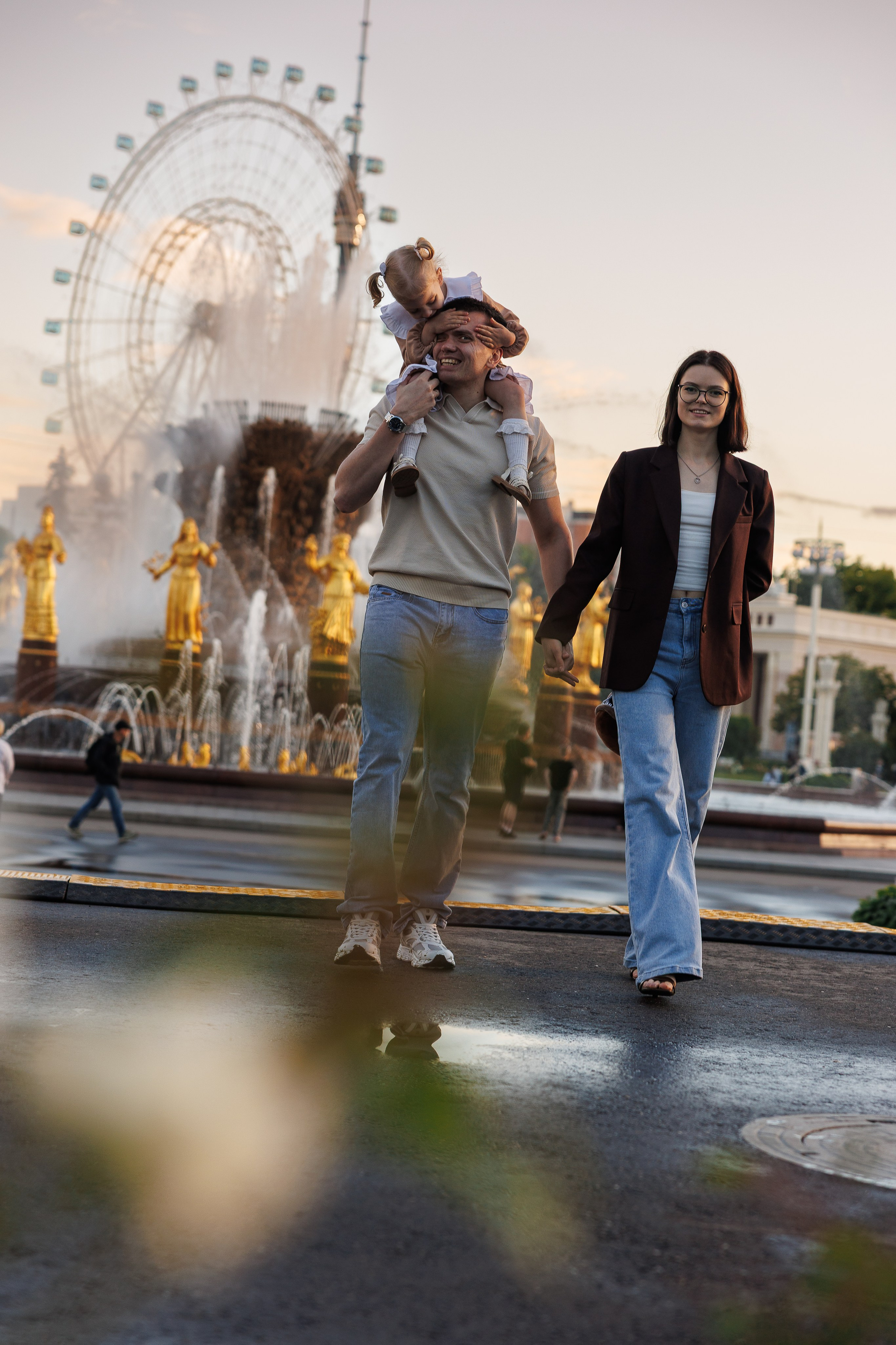 Семейная прогулка на ВДНХ. Свадебный и семейный фотограф в Москве Красинская Мария