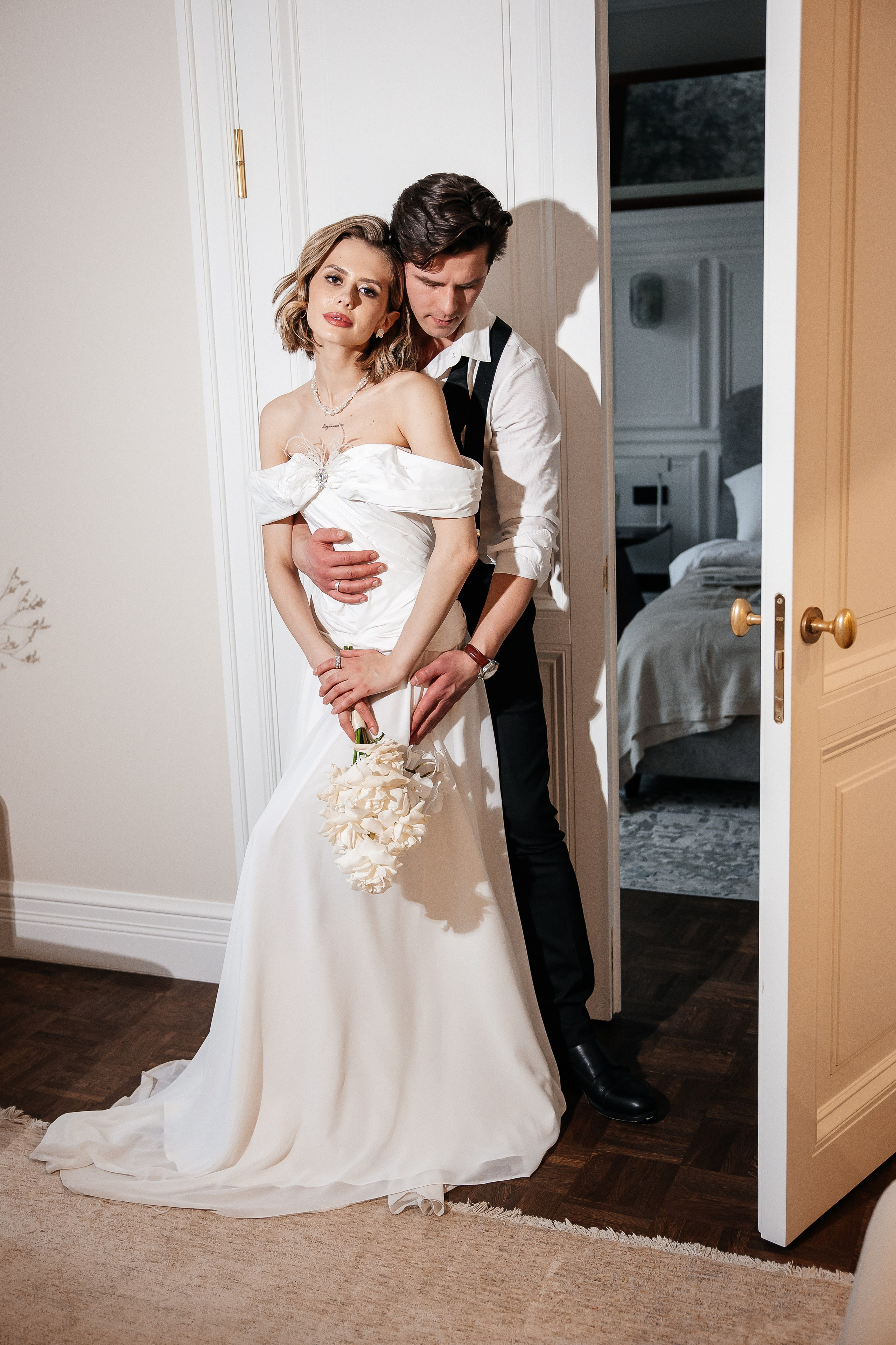 Утро жениха и невесты в отеле. Свадебный и семейный фотограф в Москве Красинская Мария