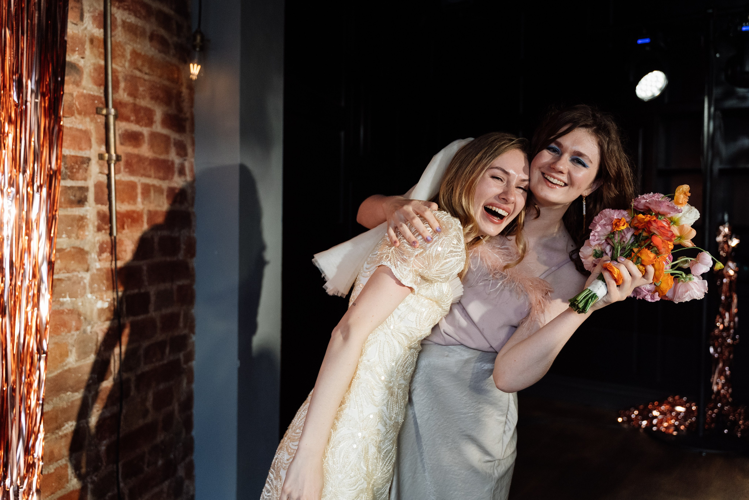 Камерная свадьба на фонтанке в сезонах. Свадебный фотограф организатор в Санкт-Петербурге Ассоль Опарина