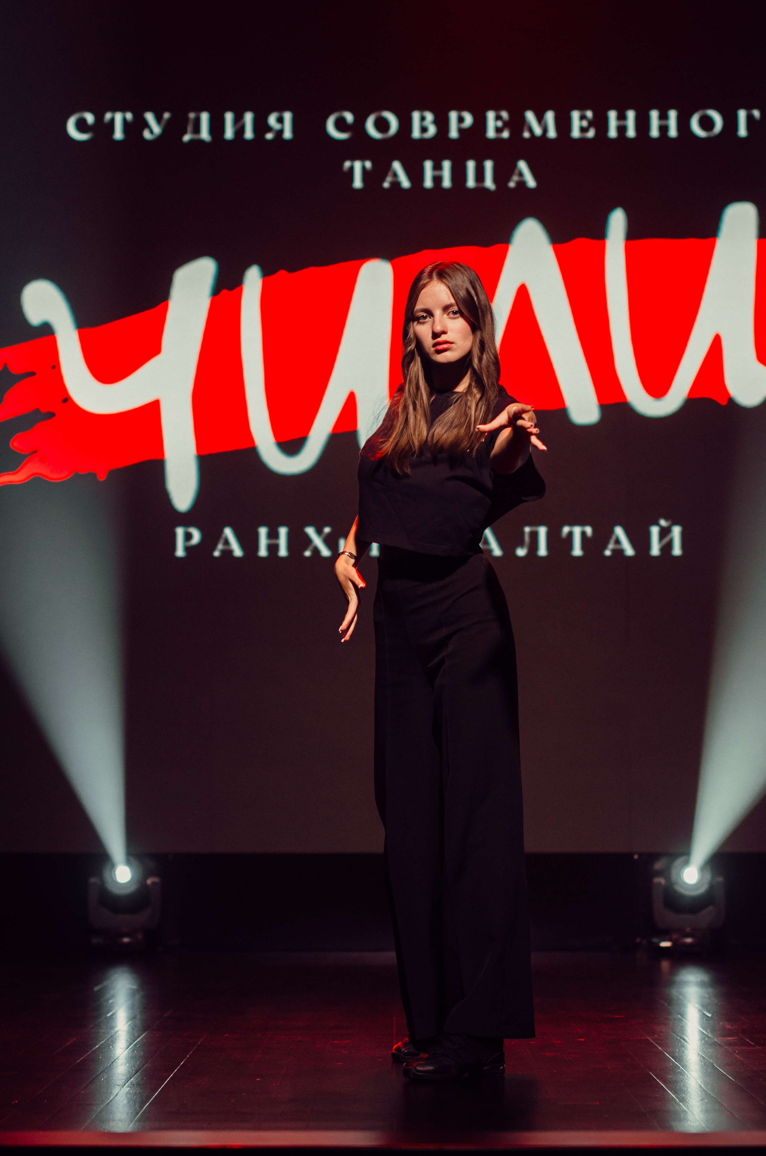 Групповая фотосъемка танцевального коллектива. Денисова Аля — фотограф для парных съемок и индивидуальных историй в Барнауле