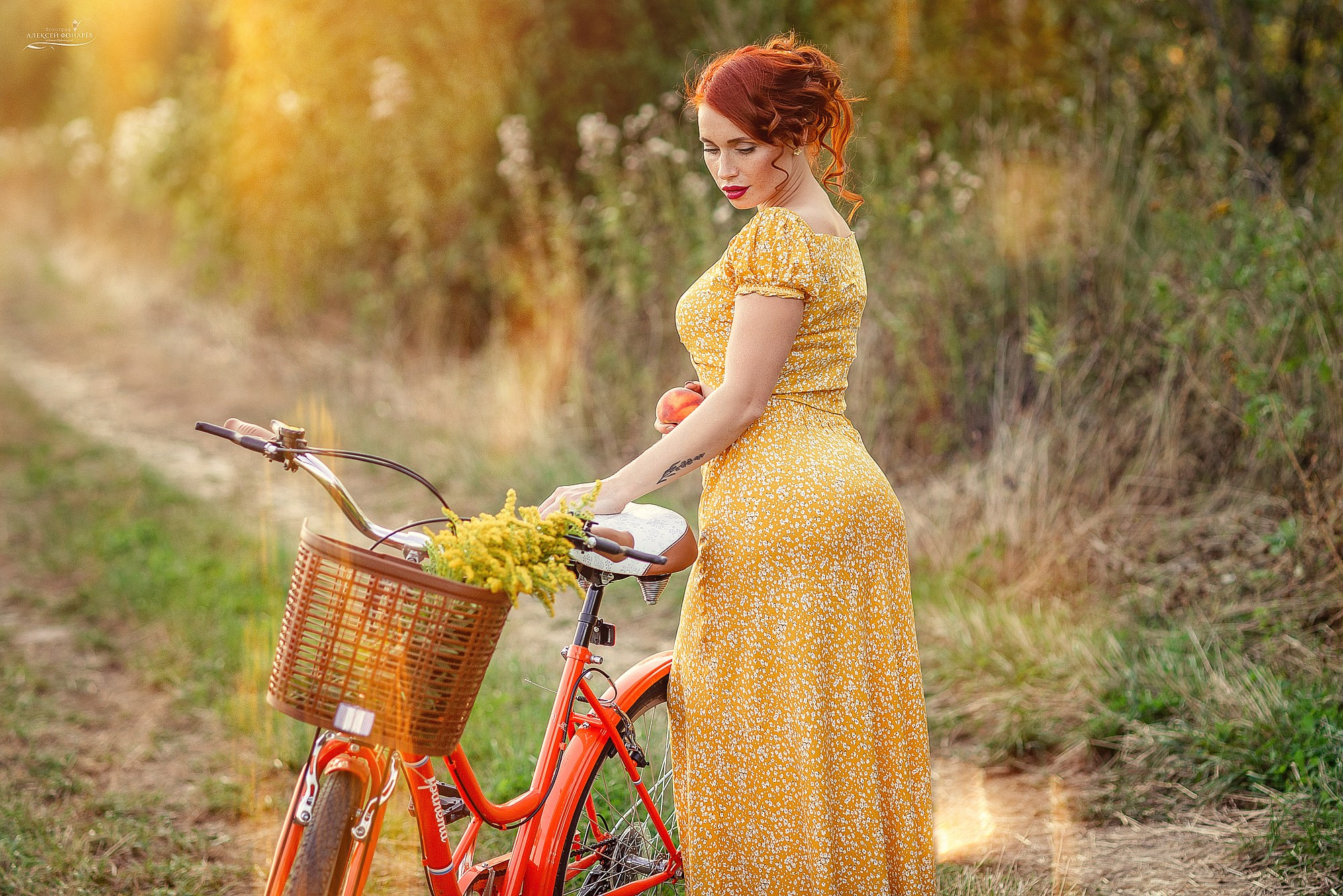 красивый стан рыжей девушки на закате в дубне