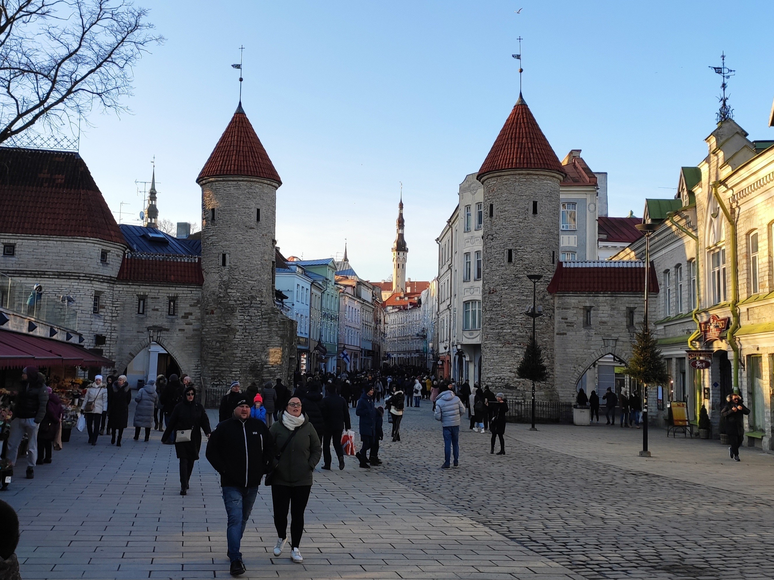 Оставив машину, пошли гулять по Старому городу. Вход в город через ворота XVI в. на ул. Виру (вернее башни-укрепления, сами ворота уступили место транспорту). 