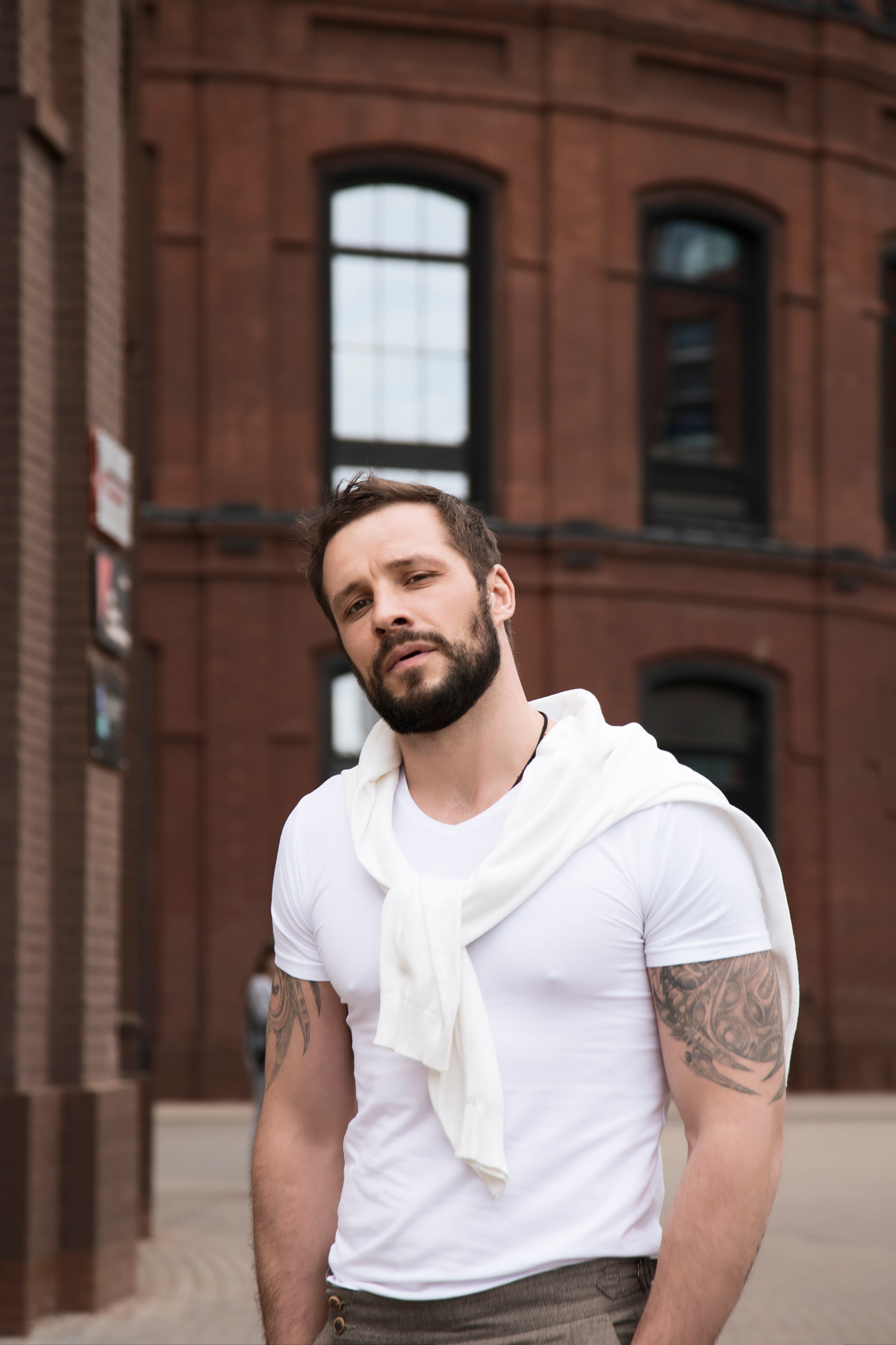 Мужская фотосессия на улице. Профессиональный фотограф в Москве