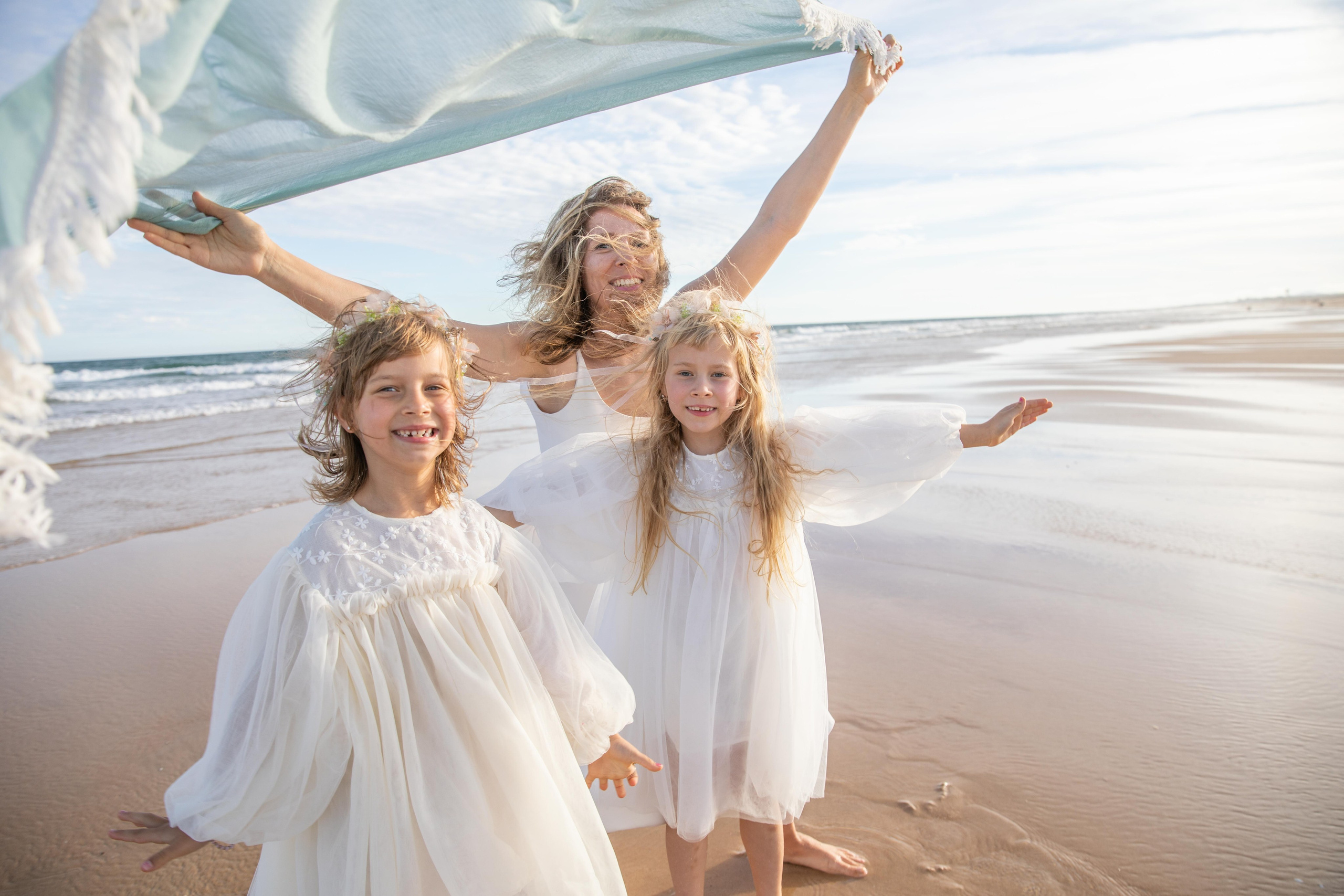 Family on the ocean. Professional Photographer in Portugal. Oksana Lomnova