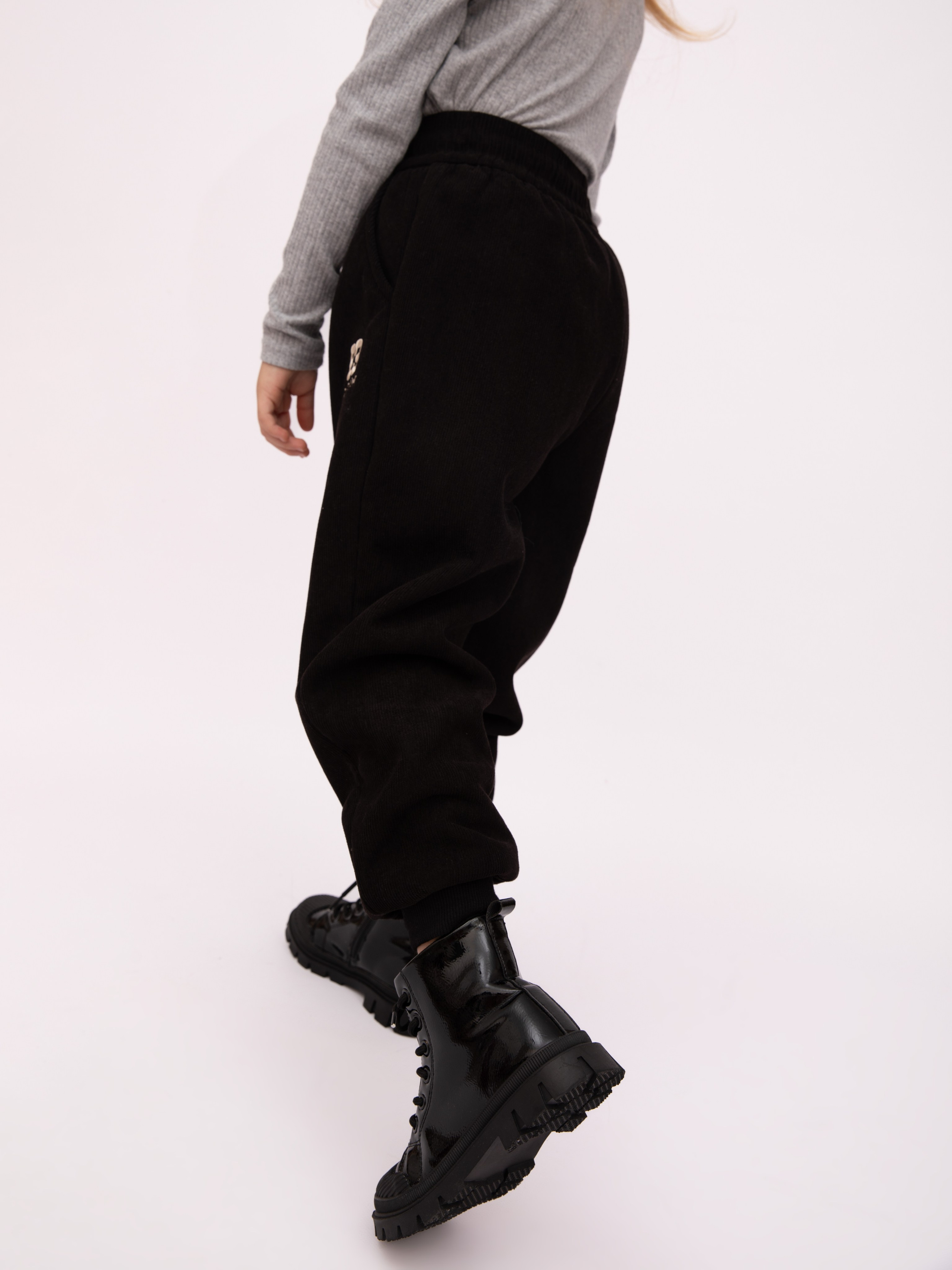 Детские брюки. Фотостудия предметной и модельной съёмки для маркетплейсов