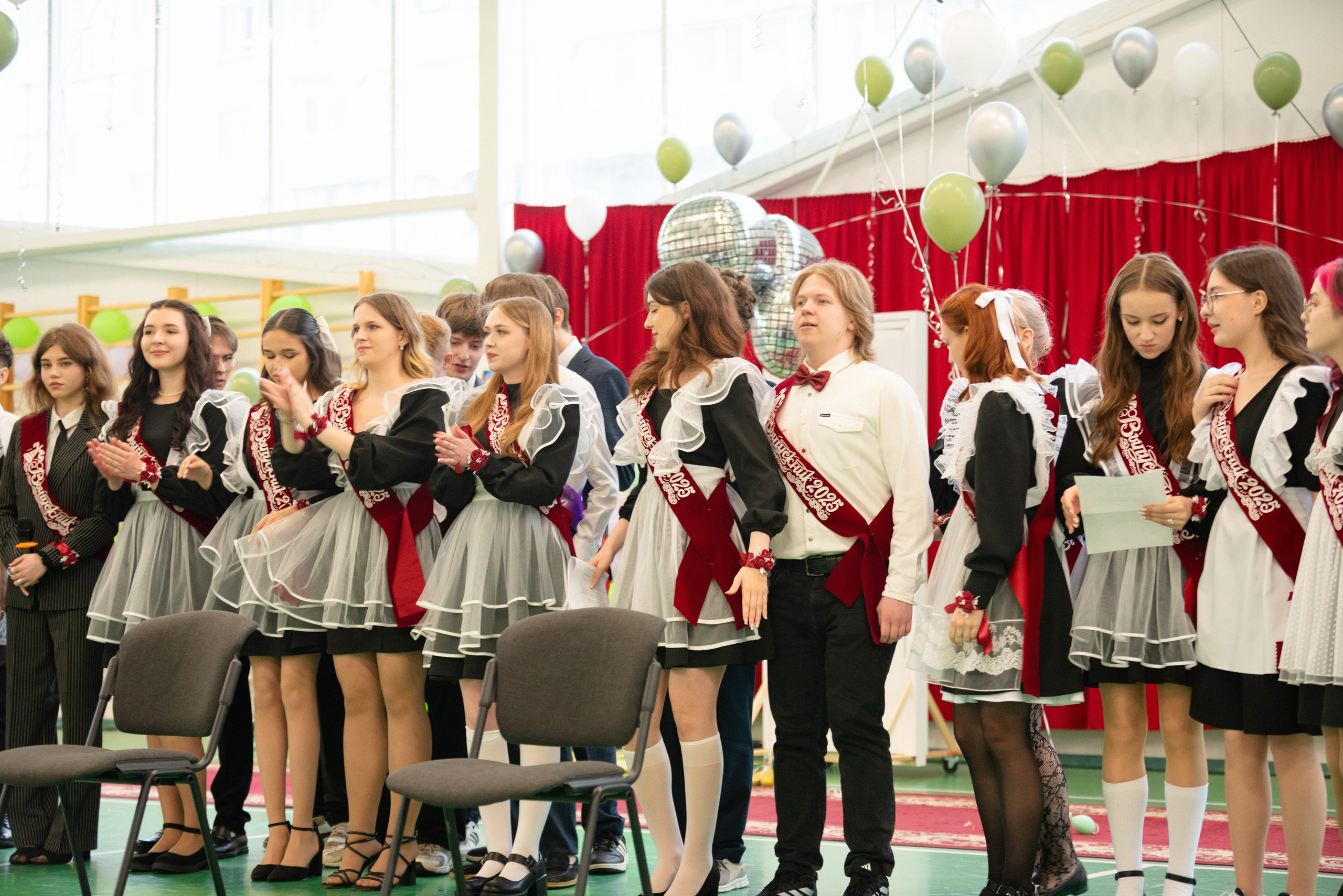 Съёмка выпускного в школе для 11 класса в Сургуте от профессионального школьного фотографа