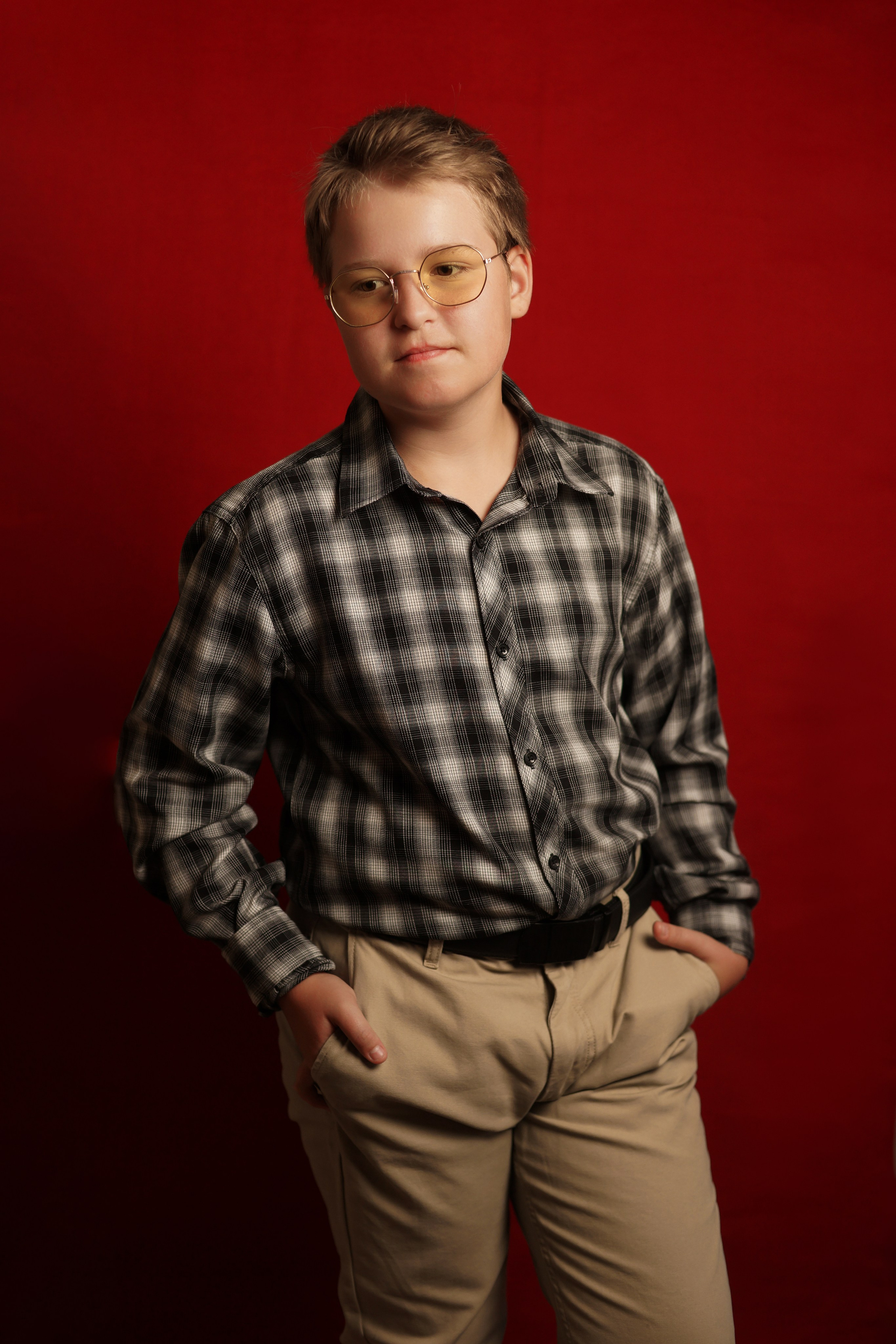 Портреты на красном фоне школа / студия. Ольга Плаксина фотограф в Саратове