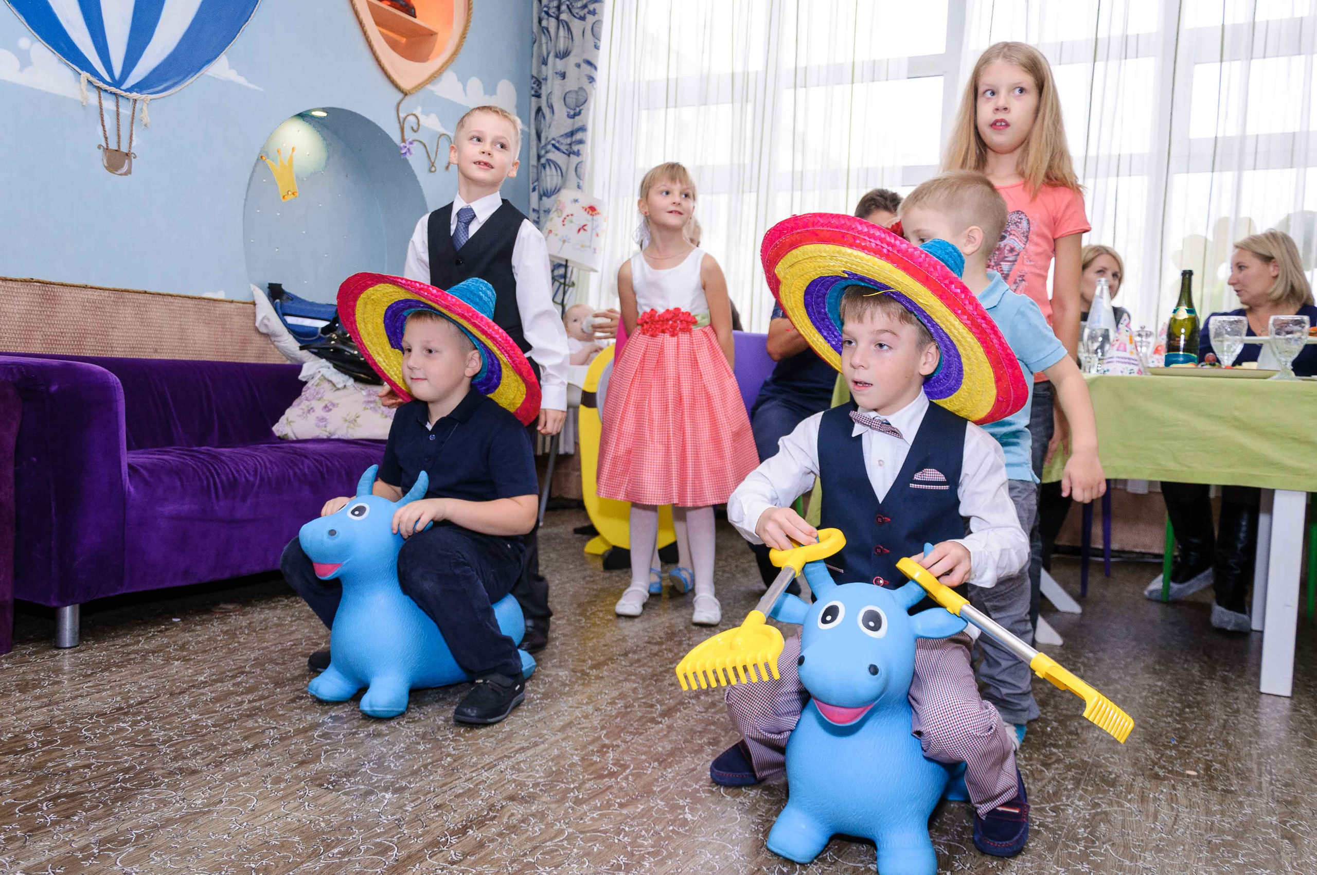 День рождения в кафе АндерСон. Выпускной школьный альбом в Москве / Школьный фотограф Юлия Михайленко