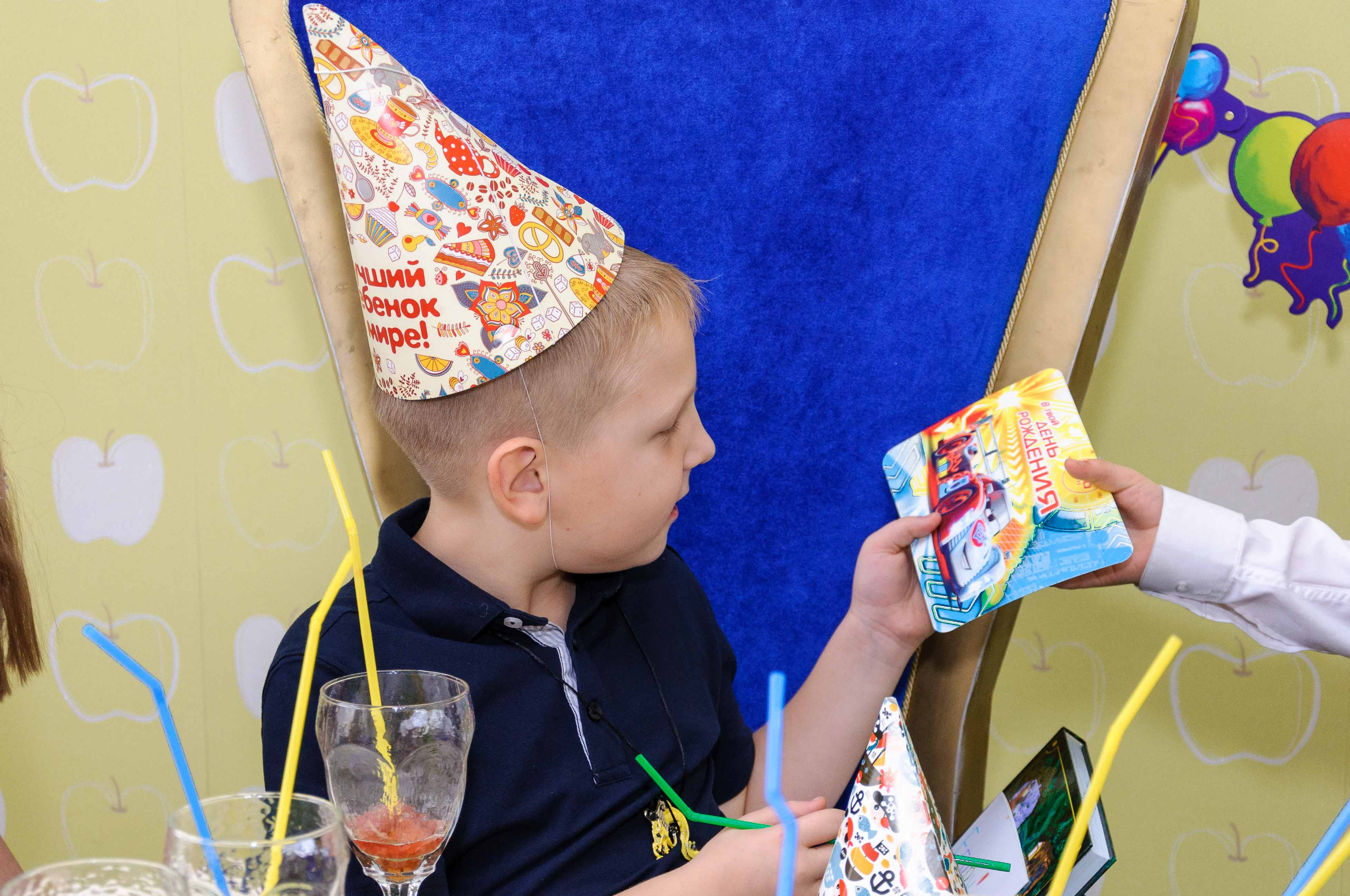 День рождения в кафе АндерСон. Выпускной школьный альбом в Москве / Школьный фотограф Юлия Михайленко