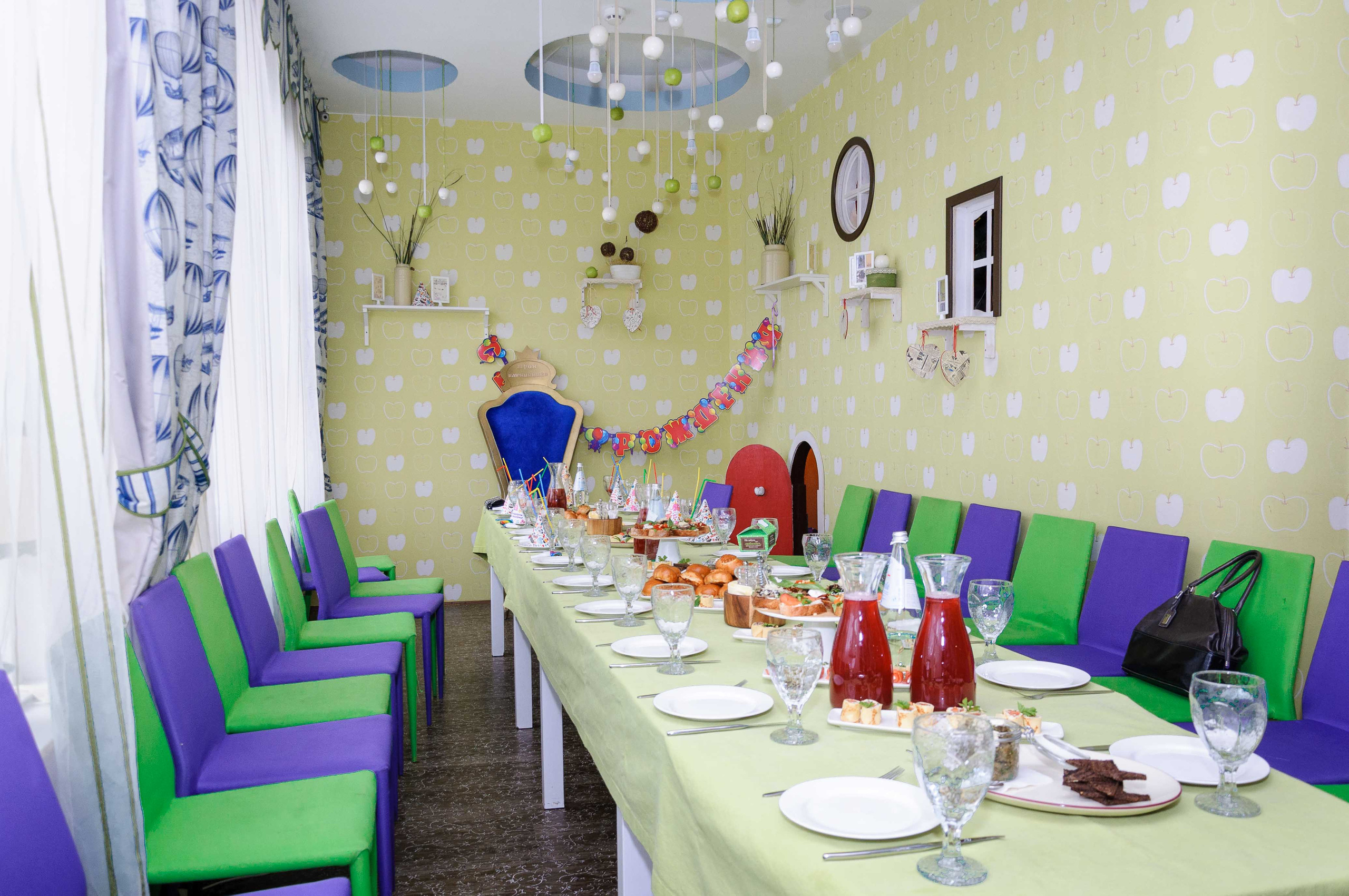 День рождения в кафе АндерСон. Выпускной школьный альбом в Москве / Школьный фотограф Юлия Михайленко