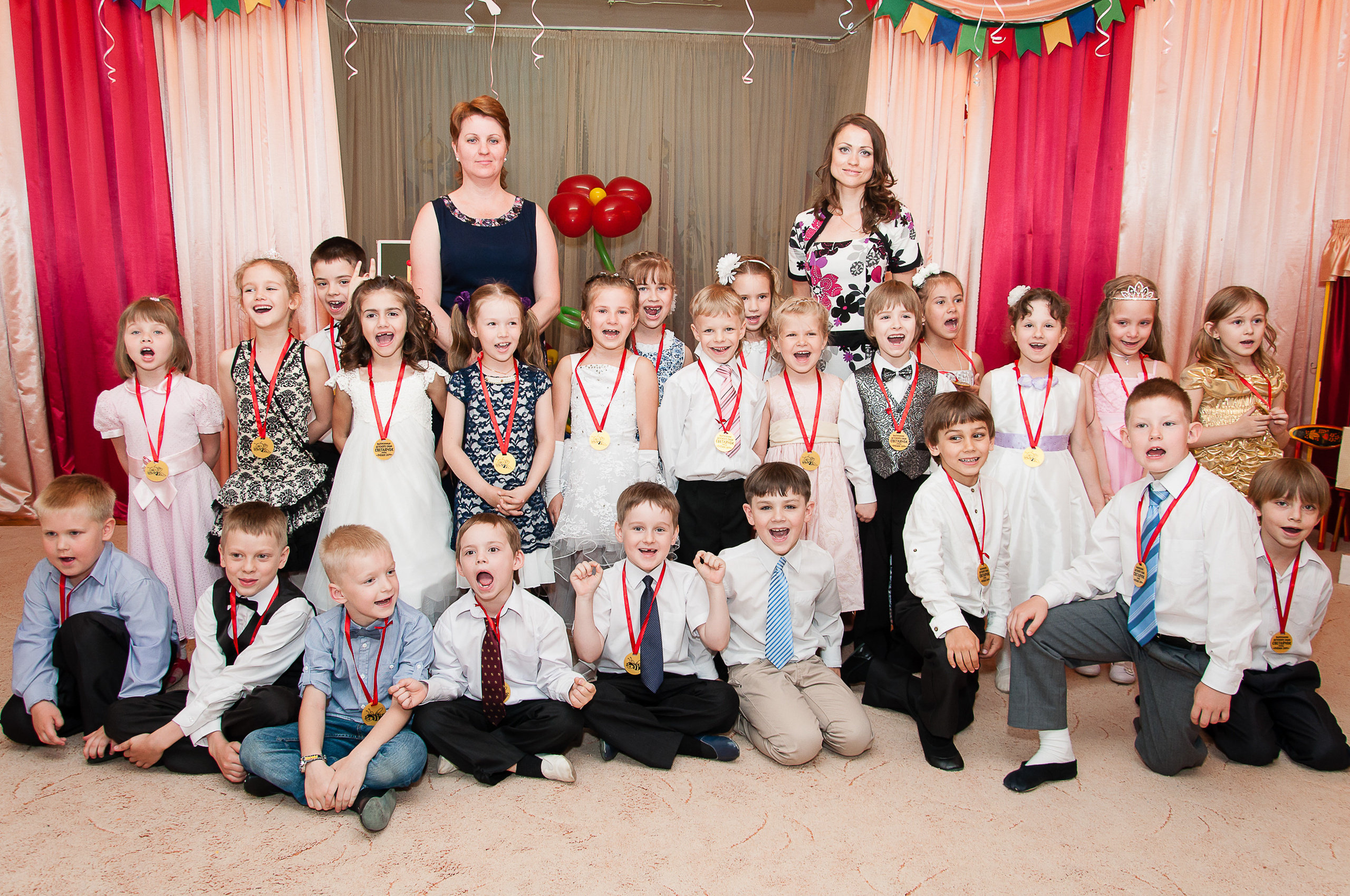 Праздничный выпускной. Выпускной школьный альбом в Москве / Школьный фотограф Юлия Михайленко