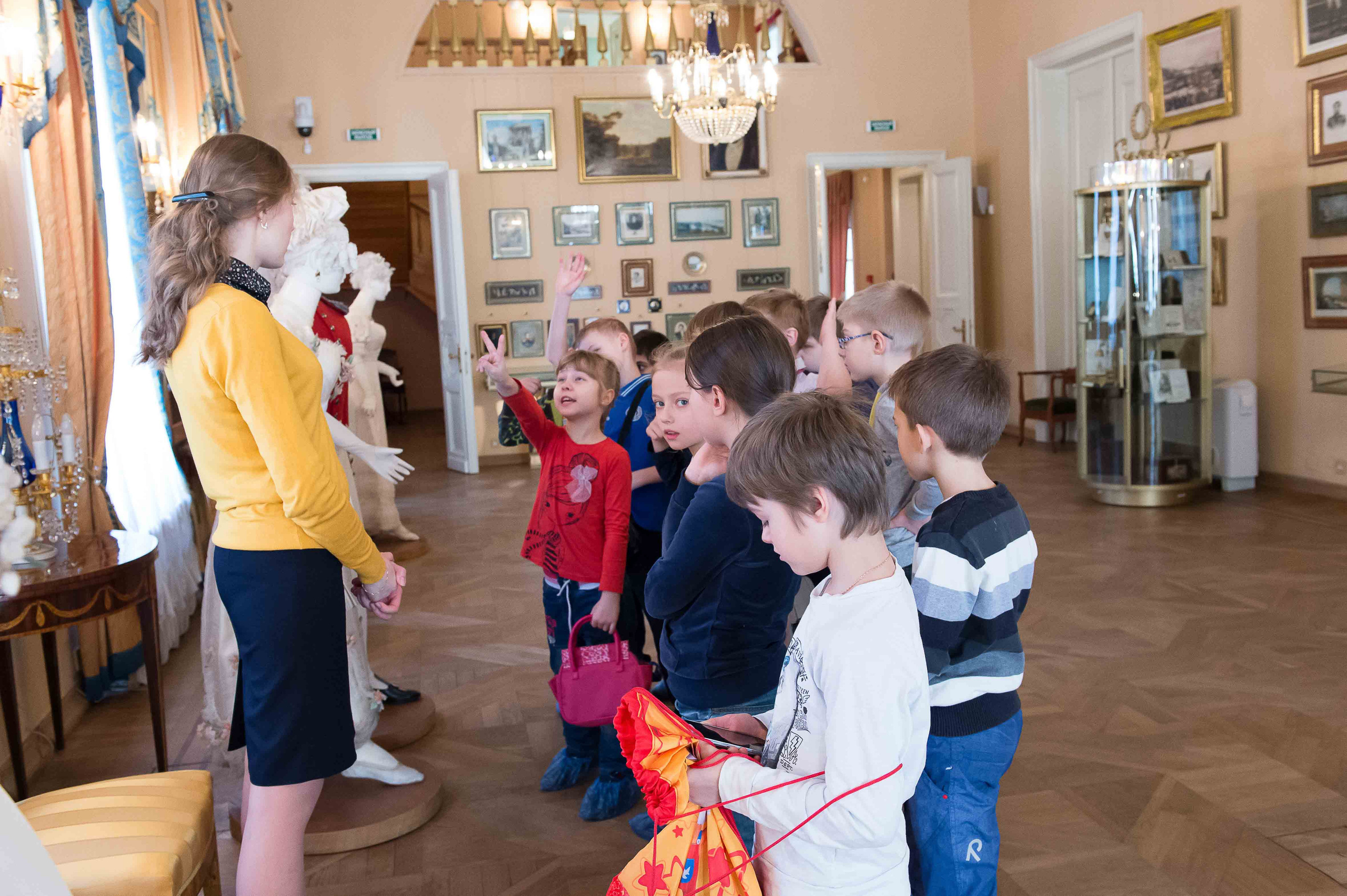 Экскурсия в Пушкинский музей. Выпускной школьный альбом в Москве / Школьный фотограф Юлия Михайленко