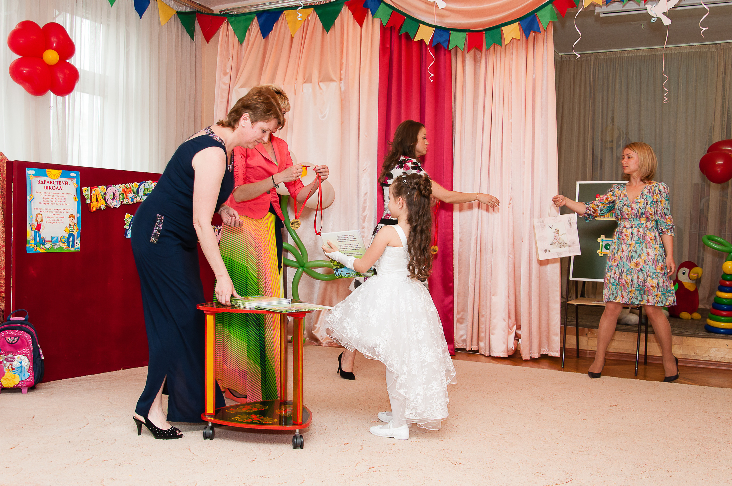 Праздничный выпускной. Выпускной школьный альбом в Москве / Школьный фотограф Юлия Михайленко