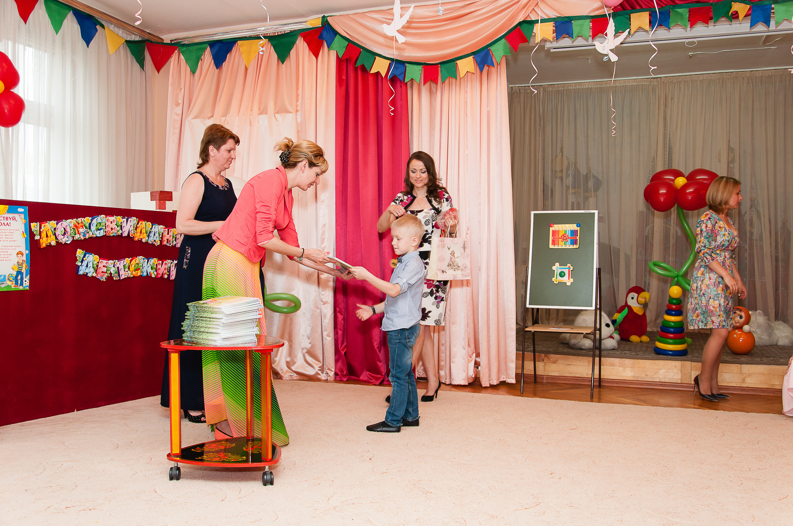 Праздничный выпускной. Выпускной школьный альбом в Москве / Школьный фотограф Юлия Михайленко