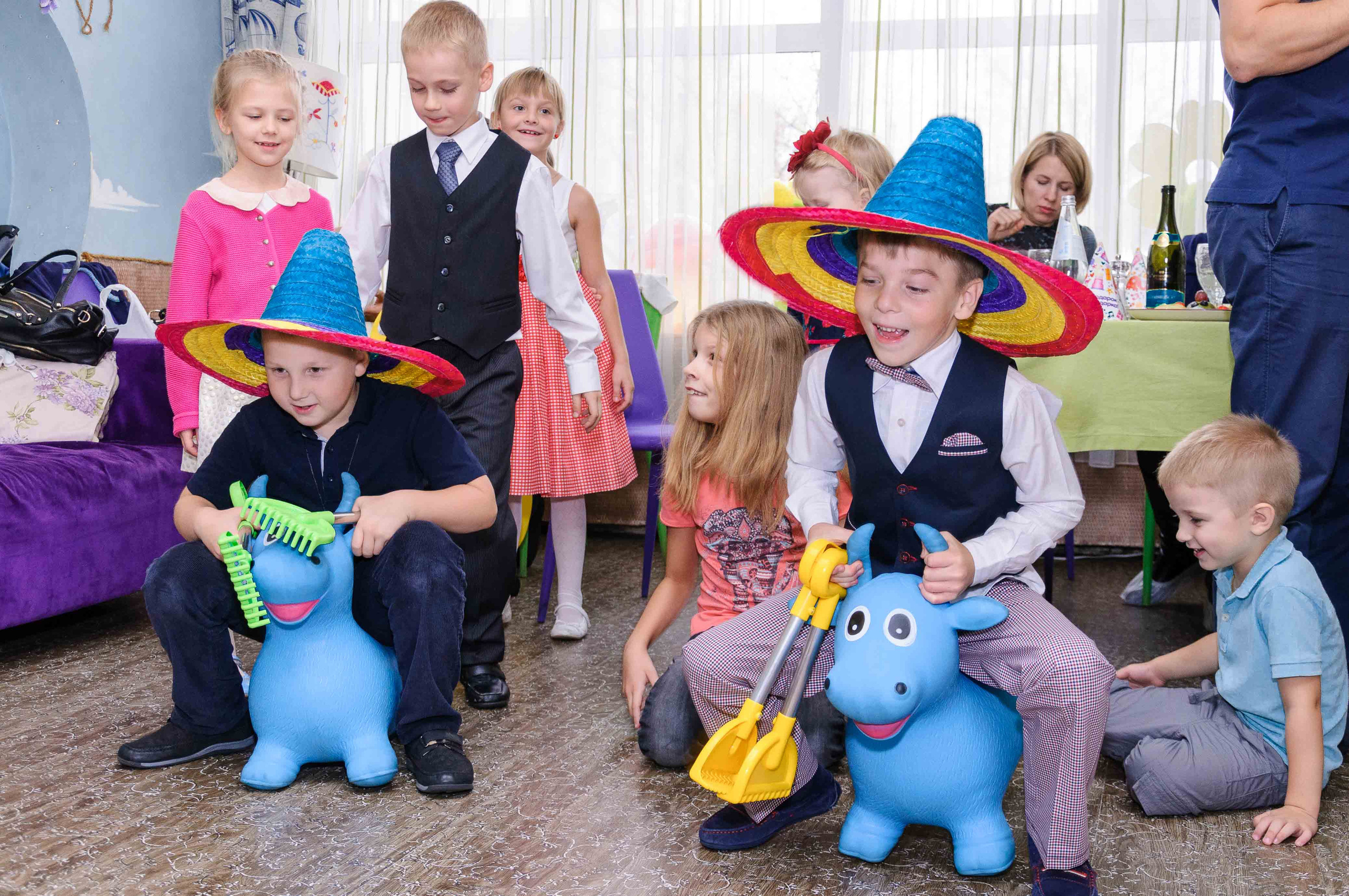 День рождения в кафе АндерСон. Выпускной школьный альбом в Москве / Школьный фотограф Юлия Михайленко