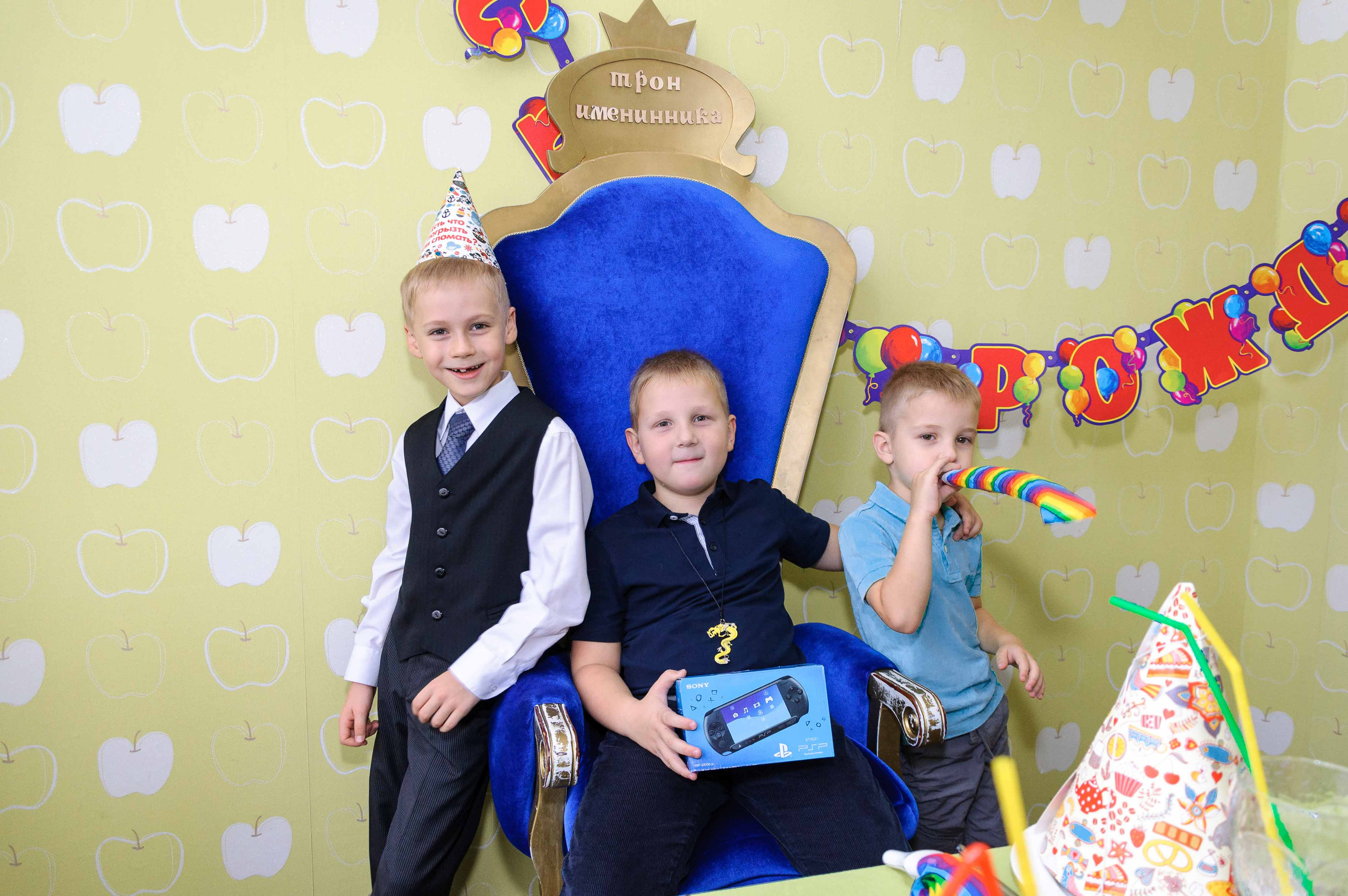 День рождения в кафе АндерСон. Выпускной школьный альбом в Москве / Школьный фотограф Юлия Михайленко