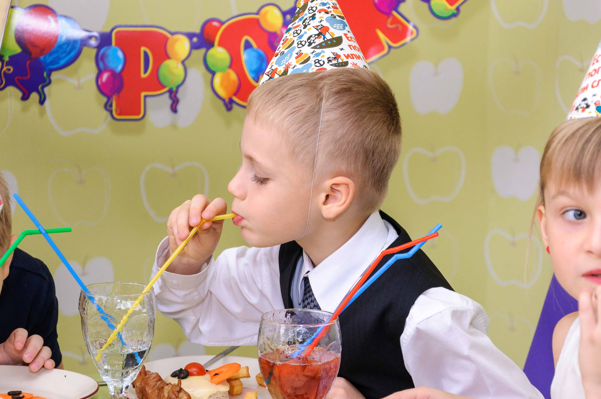 День рождения в кафе АндерСон. Выпускной школьный альбом в Москве / Школьный фотограф Юлия Михайленко