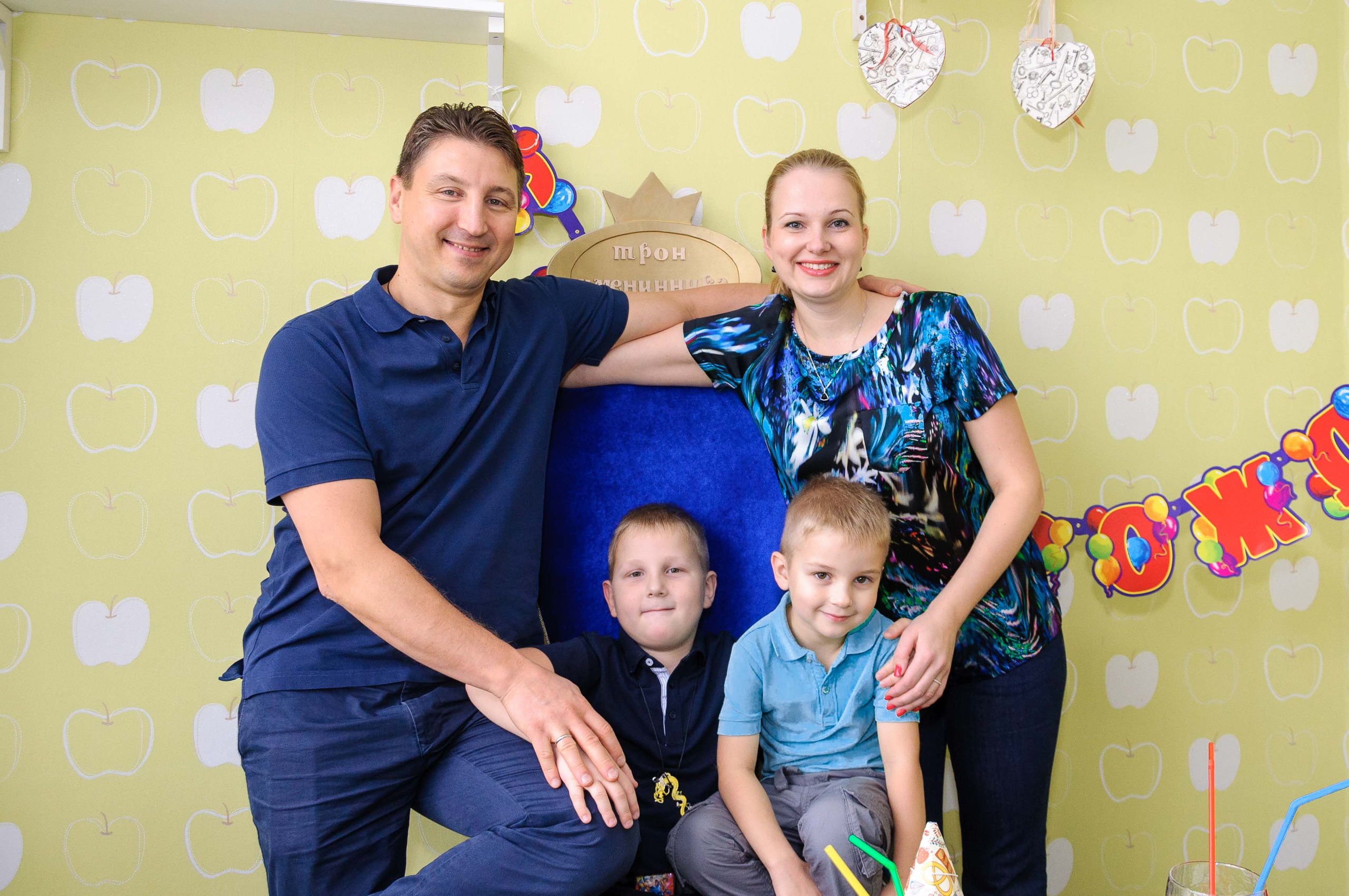 День рождения в кафе АндерСон. Выпускной школьный альбом в Москве / Школьный фотограф Юлия Михайленко