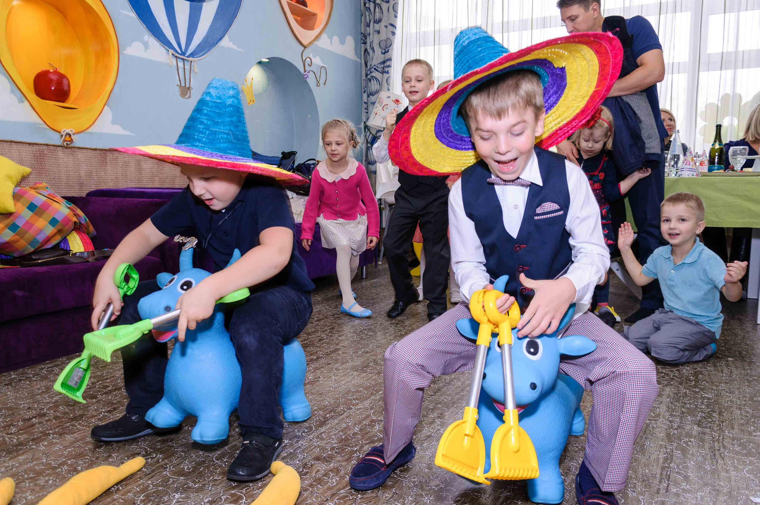 День рождения в кафе АндерСон. Выпускной школьный альбом в Москве / Школьный фотограф Юлия Михайленко