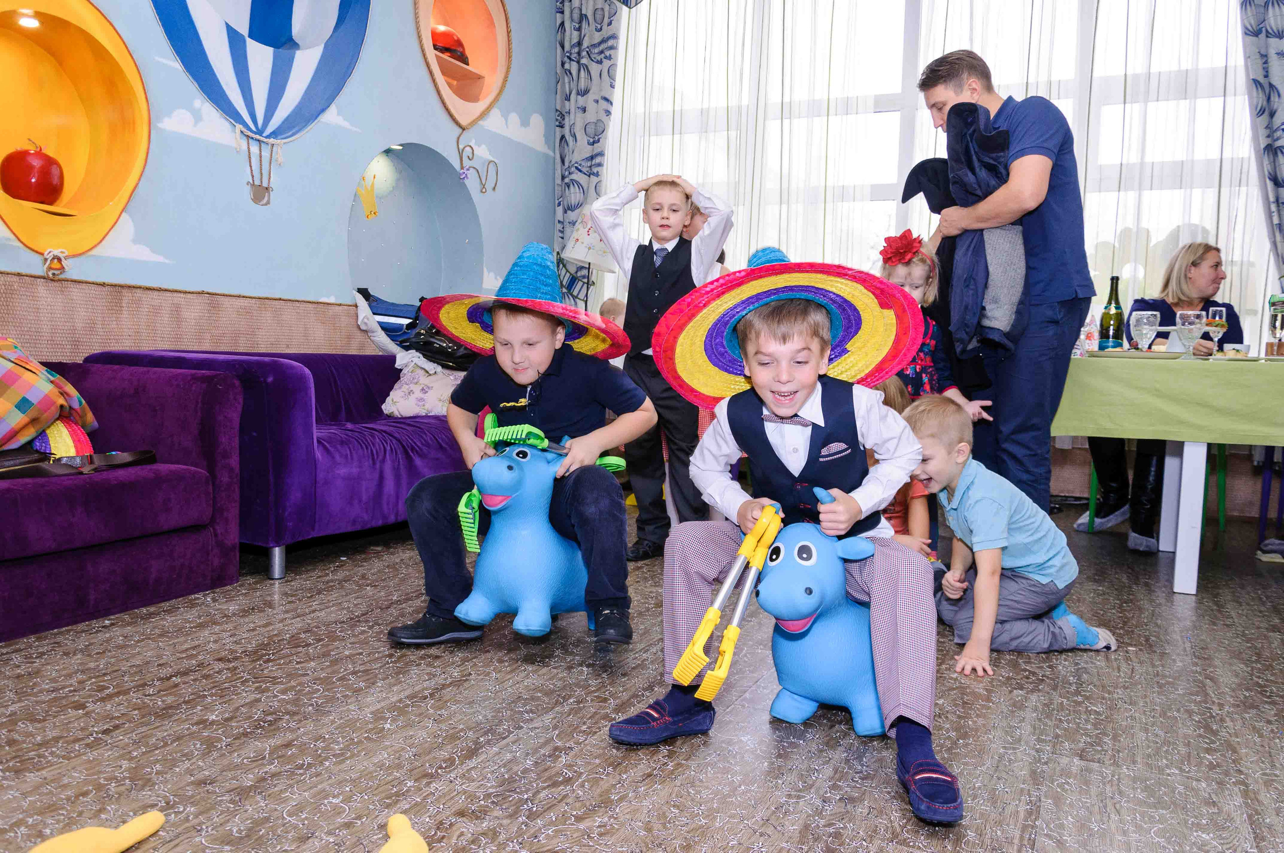 День рождения в кафе АндерСон. Выпускной школьный альбом в Москве / Школьный фотограф Юлия Михайленко